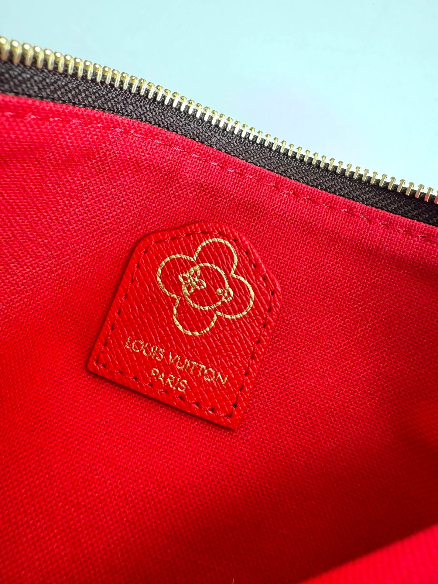 P440🇫🇷Exclusive real shot of overseas original single M12205! This Mini Pochette Accessoires clutch is a nod to the Candy Factory collection with a colorful candy pattern, featuring the brand's mascot Vivienne bathing in a cup of hot cocoa. It's lined in Monogram canvas and detailed with dazzling chains, hooks and a Vivienne zipper. Size: 15.5×10.5×4cm