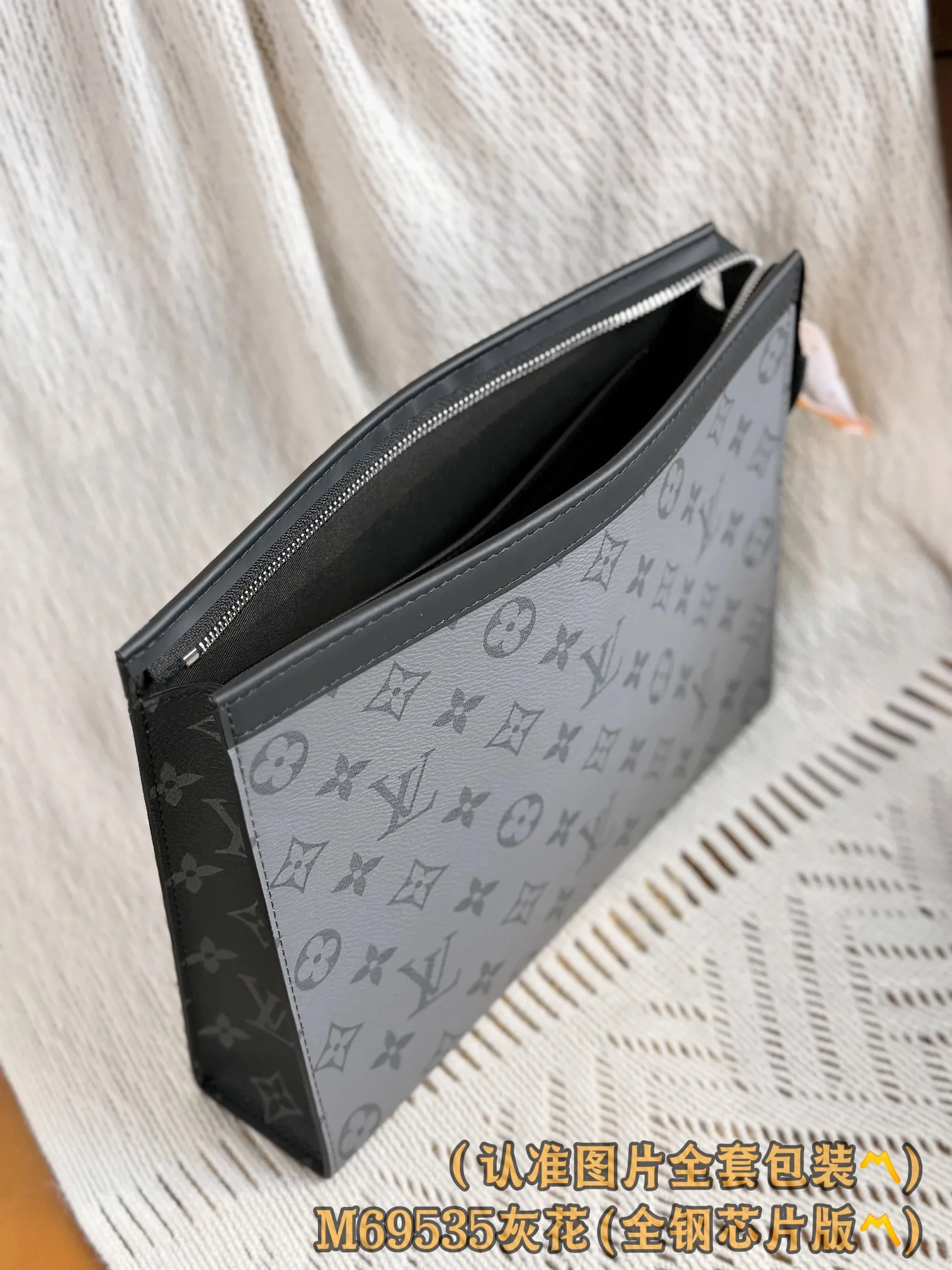 M69535 Gray flower! (〽️A grade all steel〽️) personalized customized version! Pochette Voyage MM, this Pochette Voyage MM is made of dark Monogram Eclipse coated canvas and light Monogram Eclipse Reverse coated canvas, showing bright colors. Black cowhide trim and silver zippers subtly lend a sporty style to this versatile storage bag, which can be carried by hand or stored in a larger handbag when traveling.  27 x 21 x 6 cm (length x height x width). Special grade 430