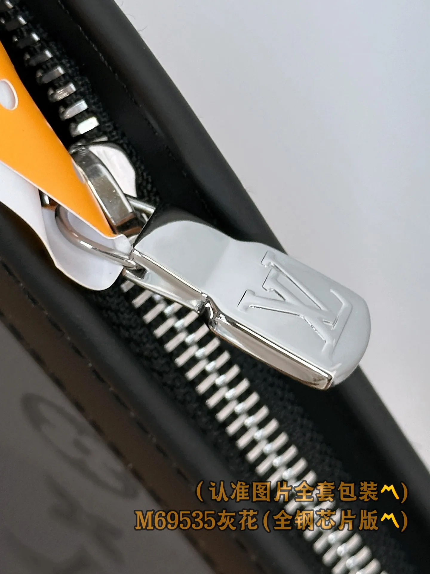 M69535 Gray flower! (〽️A grade all steel〽️) personalized customized version! Pochette Voyage MM, this Pochette Voyage MM is made of dark Monogram Eclipse coated canvas and light Monogram Eclipse Reverse coated canvas, showing bright colors. Black cowhide trim and silver zippers subtly lend a sporty style to this versatile storage bag, which can be carried by hand or stored in a larger handbag when traveling.  27 x 21 x 6 cm (length x height x width). Special grade 430