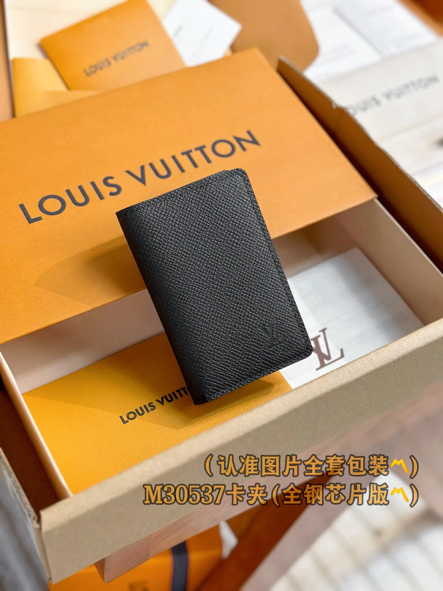 M30537 card holder! (〽️A grade all steel〽️) personalized customized version! Pocket Wallet, Louis Vuitton's compact Pocket Wallet is the ideal all-in-one wallet for credit cards, banknotes and ID. This wallet comes from Louis Vuitton’s earliest men’s collection, the Taïga leather collection.  7.5 x 11 x 1 cm (length x height x width). Special grade 220