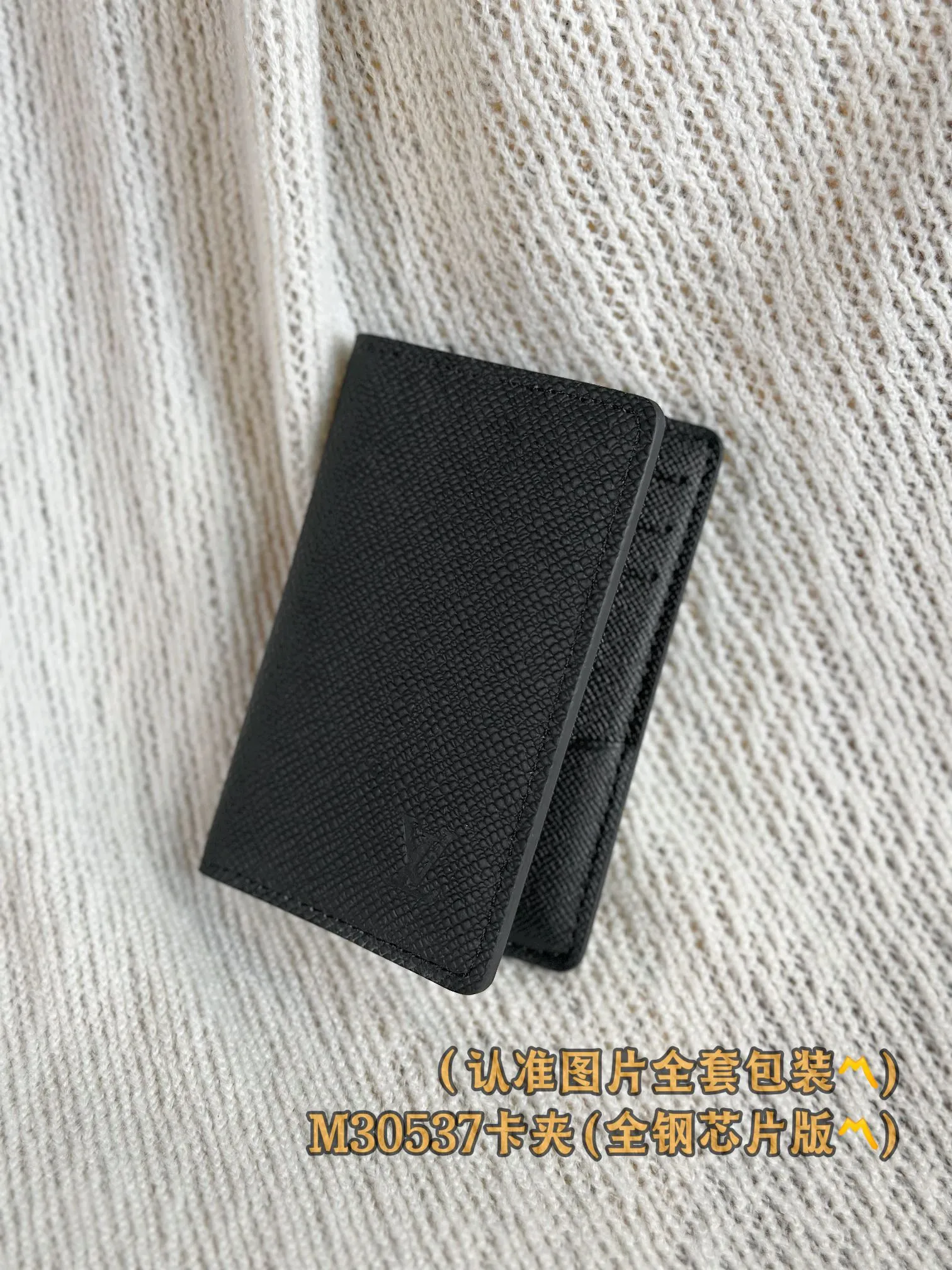 M30537 card holder! (〽️A grade all steel〽️) personalized customized version! Pocket Wallet, Louis Vuitton's compact Pocket Wallet is the ideal all-in-one wallet for credit cards, banknotes and ID. This wallet comes from Louis Vuitton’s earliest men’s collection, the Taïga leather collection.  7.5 x 11 x 1 cm (length x height x width). Special grade 220
