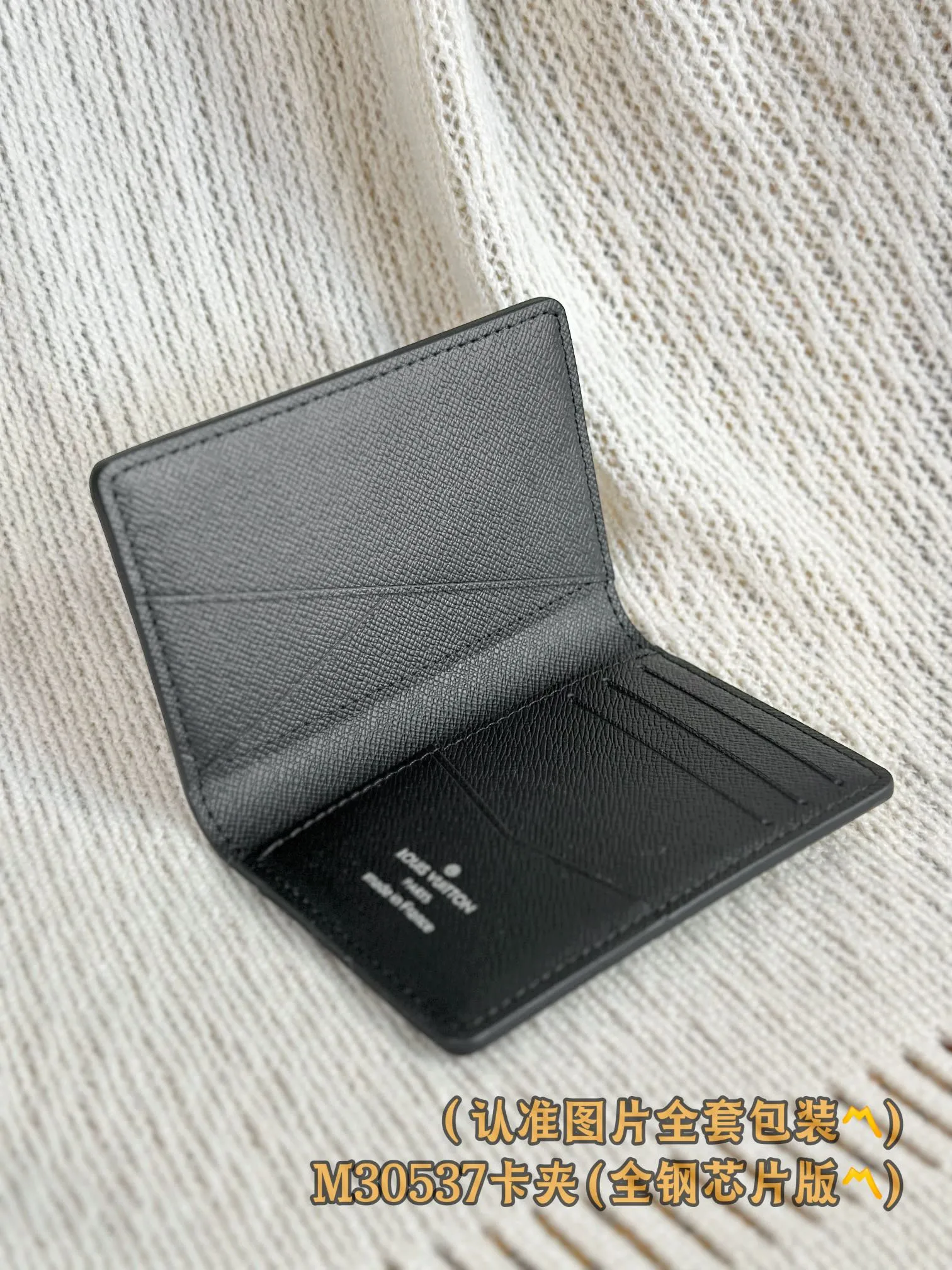 M30537 card holder! (〽️A grade all steel〽️) personalized customized version! Pocket Wallet, Louis Vuitton's compact Pocket Wallet is the ideal all-in-one wallet for credit cards, banknotes and ID. This wallet comes from Louis Vuitton’s earliest men’s collection, the Taïga leather collection.  7.5 x 11 x 1 cm (length x height x width). Special grade 220