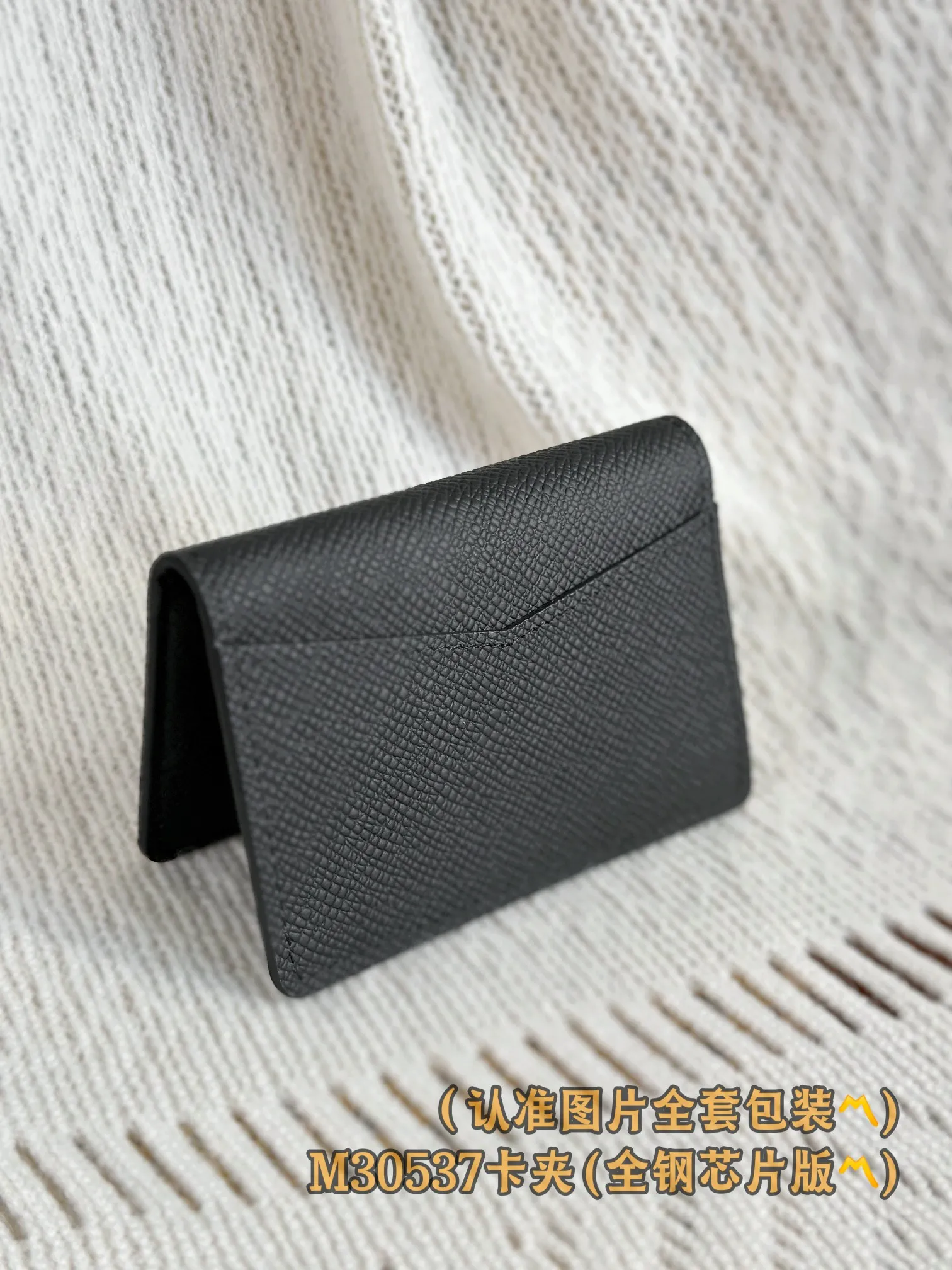 M30537 card holder! (〽️A grade all steel〽️) personalized customized version! Pocket Wallet, Louis Vuitton's compact Pocket Wallet is the ideal all-in-one wallet for credit cards, banknotes and ID. This wallet comes from Louis Vuitton’s earliest men’s collection, the Taïga leather collection.  7.5 x 11 x 1 cm (length x height x width). Special grade 220