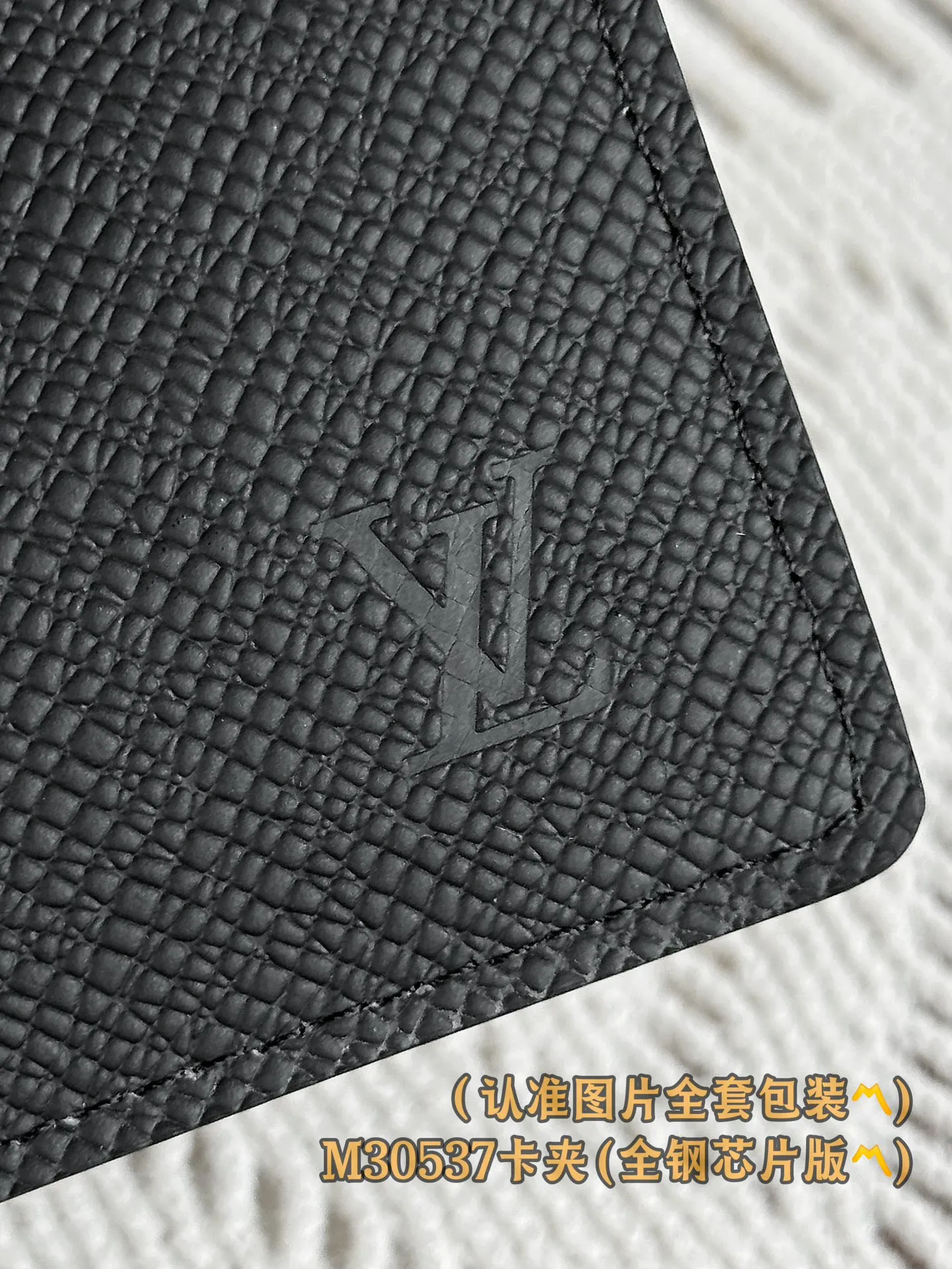M30537 card holder! (〽️A grade all steel〽️) personalized customized version! Pocket Wallet, Louis Vuitton's compact Pocket Wallet is the ideal all-in-one wallet for credit cards, banknotes and ID. This wallet comes from Louis Vuitton’s earliest men’s collection, the Taïga leather collection.  7.5 x 11 x 1 cm (length x height x width). Special grade 220