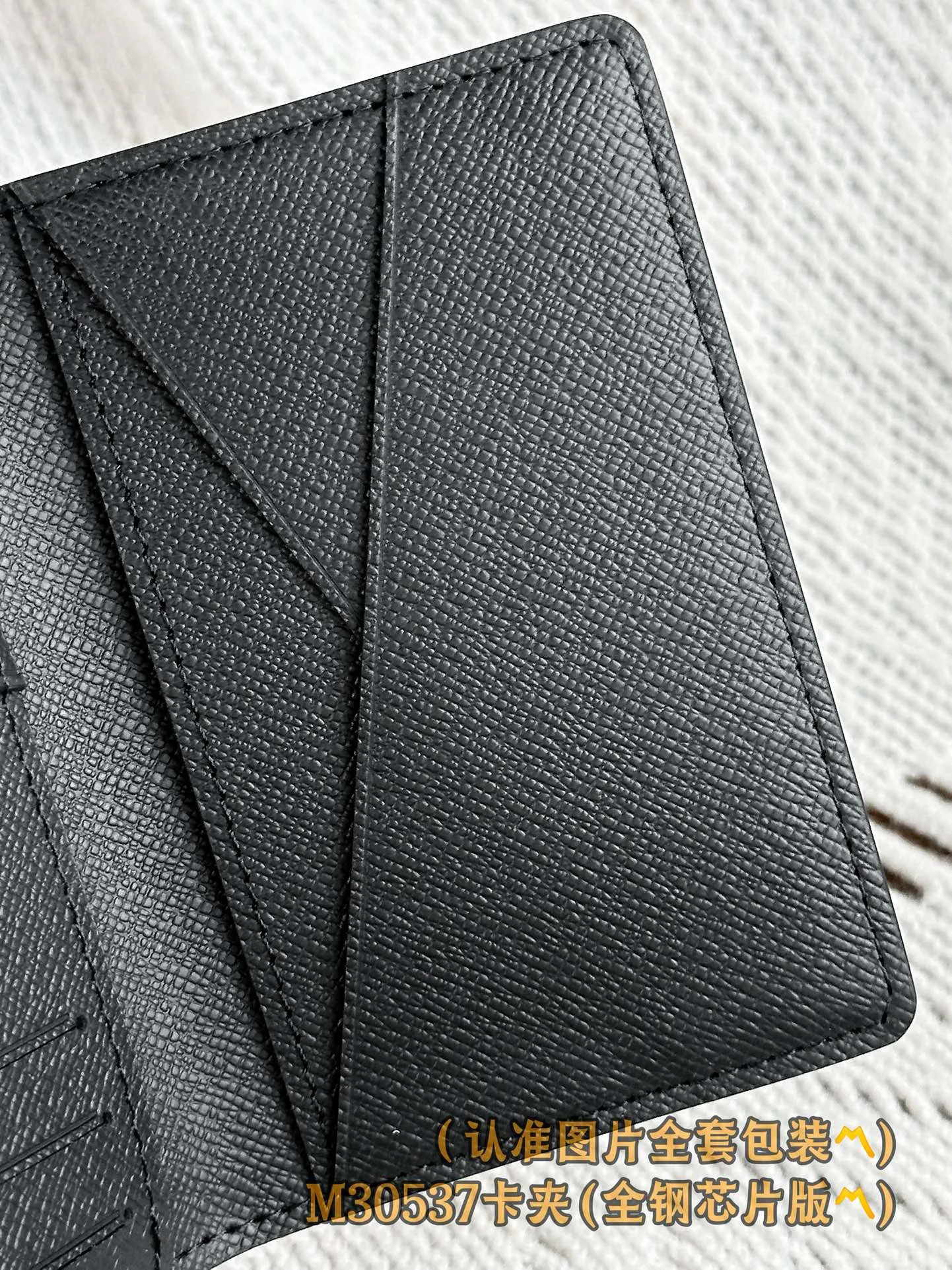 M30537 card holder! (〽️A grade all steel〽️) personalized customized version! Pocket Wallet, Louis Vuitton's compact Pocket Wallet is the ideal all-in-one wallet for credit cards, banknotes and ID. This wallet comes from Louis Vuitton’s earliest men’s collection, the Taïga leather collection.  7.5 x 11 x 1 cm (length x height x width). Special grade 220
