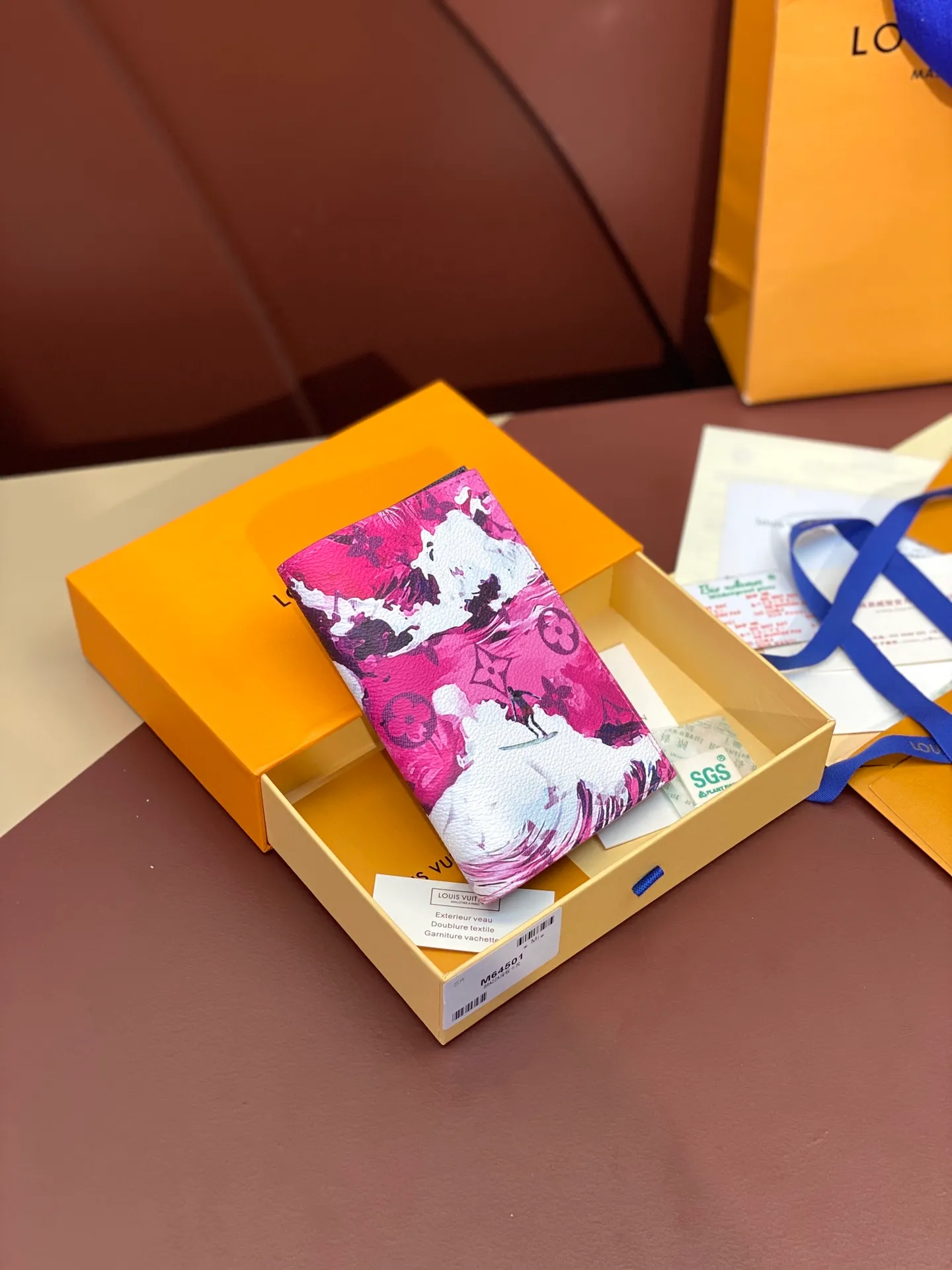 💰340 N64501 Skateboard 🛹 Black! Passport holder! The perfect companion for traveling in style. Lined with luxurious grained calfskin and featuring a multi-compartment interior, this is a classic travel accessory. The image of a giraffe carrying a gorgeous Louis Vuitton handbag and making a shopping spree transforms this elegant passport holder into the embodiment of cuteness. 10.0 x 14.0 x 2.5 cm (length x height x width).