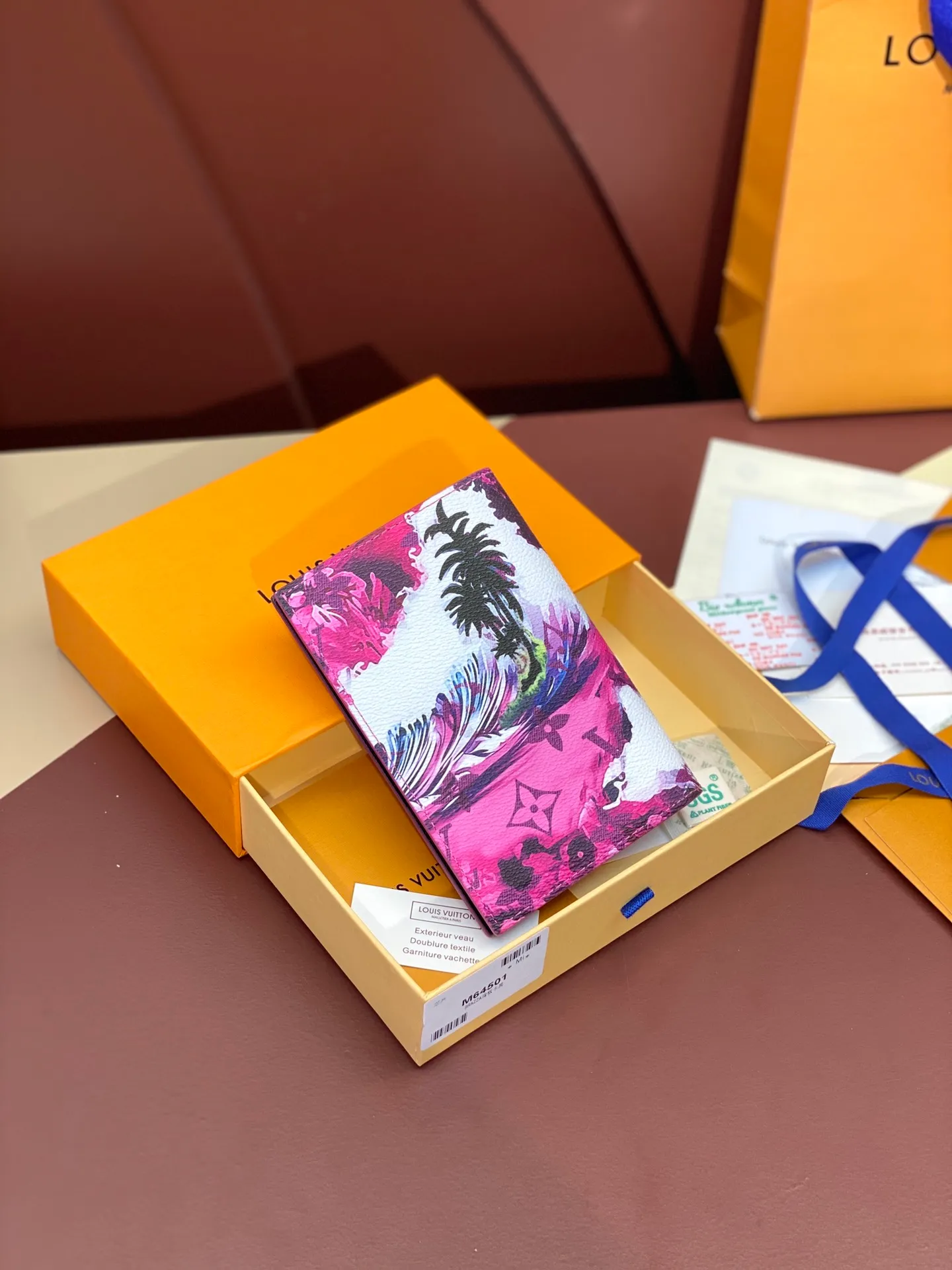 💰340 N64501 Skateboard 🛹 Black! Passport holder! The perfect companion for traveling in style. Lined with luxurious grained calfskin and featuring a multi-compartment interior, this is a classic travel accessory. The image of a giraffe carrying a gorgeous Louis Vuitton handbag and making a shopping spree transforms this elegant passport holder into the embodiment of cuteness. 10.0 x 14.0 x 2.5 cm (length x height x width).