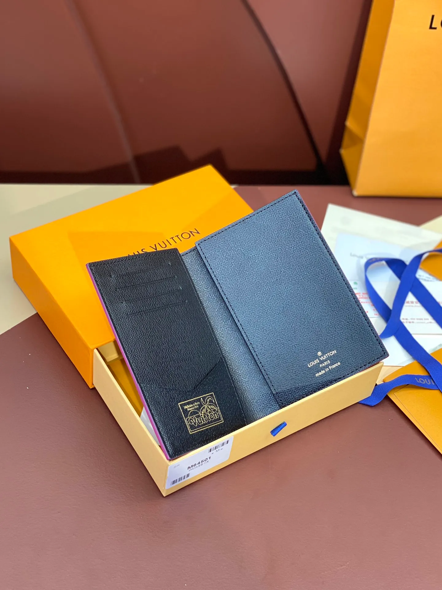 💰340 N64501 Skateboard 🛹 Black! Passport holder! The perfect companion for traveling in style. Lined with luxurious grained calfskin and featuring a multi-compartment interior, this is a classic travel accessory. The image of a giraffe carrying a gorgeous Louis Vuitton handbag and making a shopping spree transforms this elegant passport holder into the embodiment of cuteness. 10.0 x 14.0 x 2.5 cm (length x height x width).