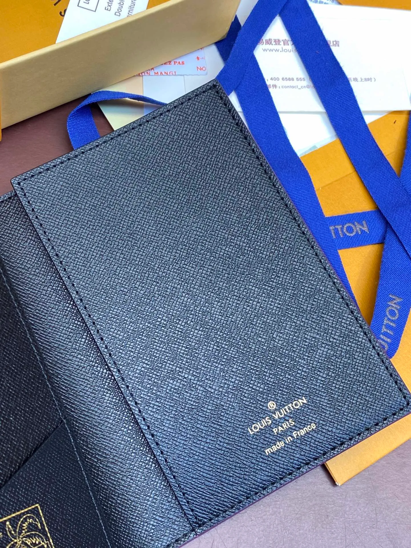 💰340 N64501 Skateboard 🛹 Black! Passport holder! The perfect companion for traveling in style. Lined with luxurious grained calfskin and featuring a multi-compartment interior, this is a classic travel accessory. The image of a giraffe carrying a gorgeous Louis Vuitton handbag and making a shopping spree transforms this elegant passport holder into the embodiment of cuteness. 10.0 x 14.0 x 2.5 cm (length x height x width).