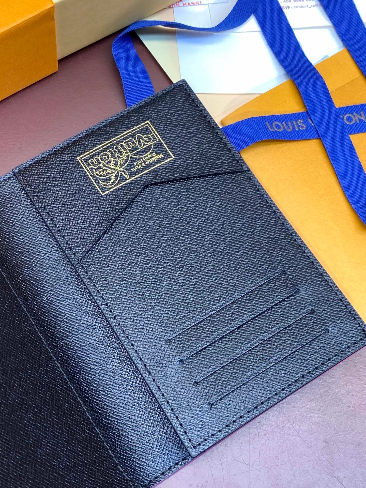 💰340 N64501 Skateboard 🛹 Black! Passport holder! The perfect companion for traveling in style. Lined with luxurious grained calfskin and featuring a multi-compartment interior, this is a classic travel accessory. The image of a giraffe carrying a gorgeous Louis Vuitton handbag and making a shopping spree transforms this elegant passport holder into the embodiment of cuteness. 10.0 x 14.0 x 2.5 cm (length x height x width).
