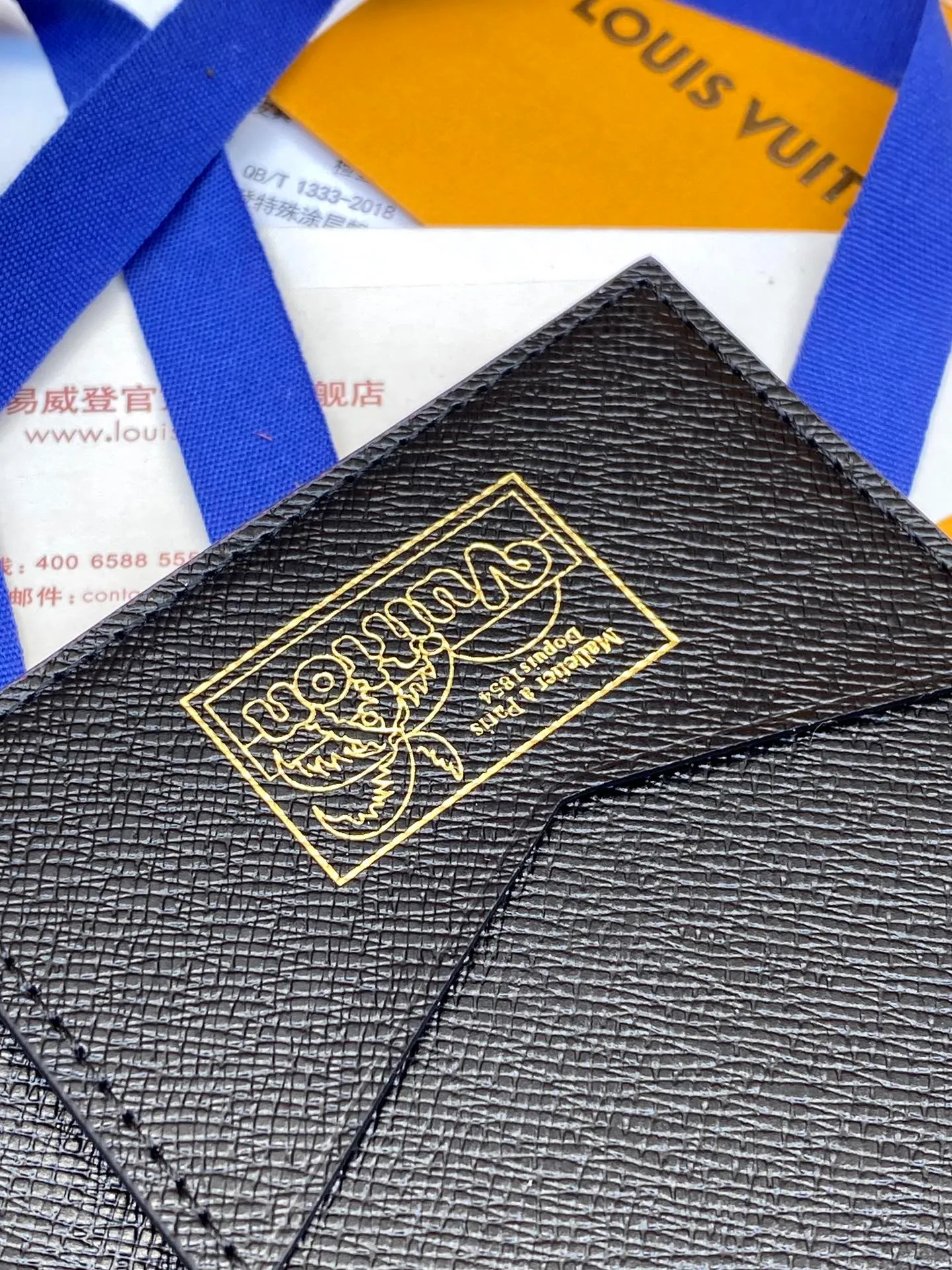 💰340 N64501 Skateboard 🛹 Black! Passport holder! The perfect companion for traveling in style. Lined with luxurious grained calfskin and featuring a multi-compartment interior, this is a classic travel accessory. The image of a giraffe carrying a gorgeous Louis Vuitton handbag and making a shopping spree transforms this elegant passport holder into the embodiment of cuteness. 10.0 x 14.0 x 2.5 cm (length x height x width).
