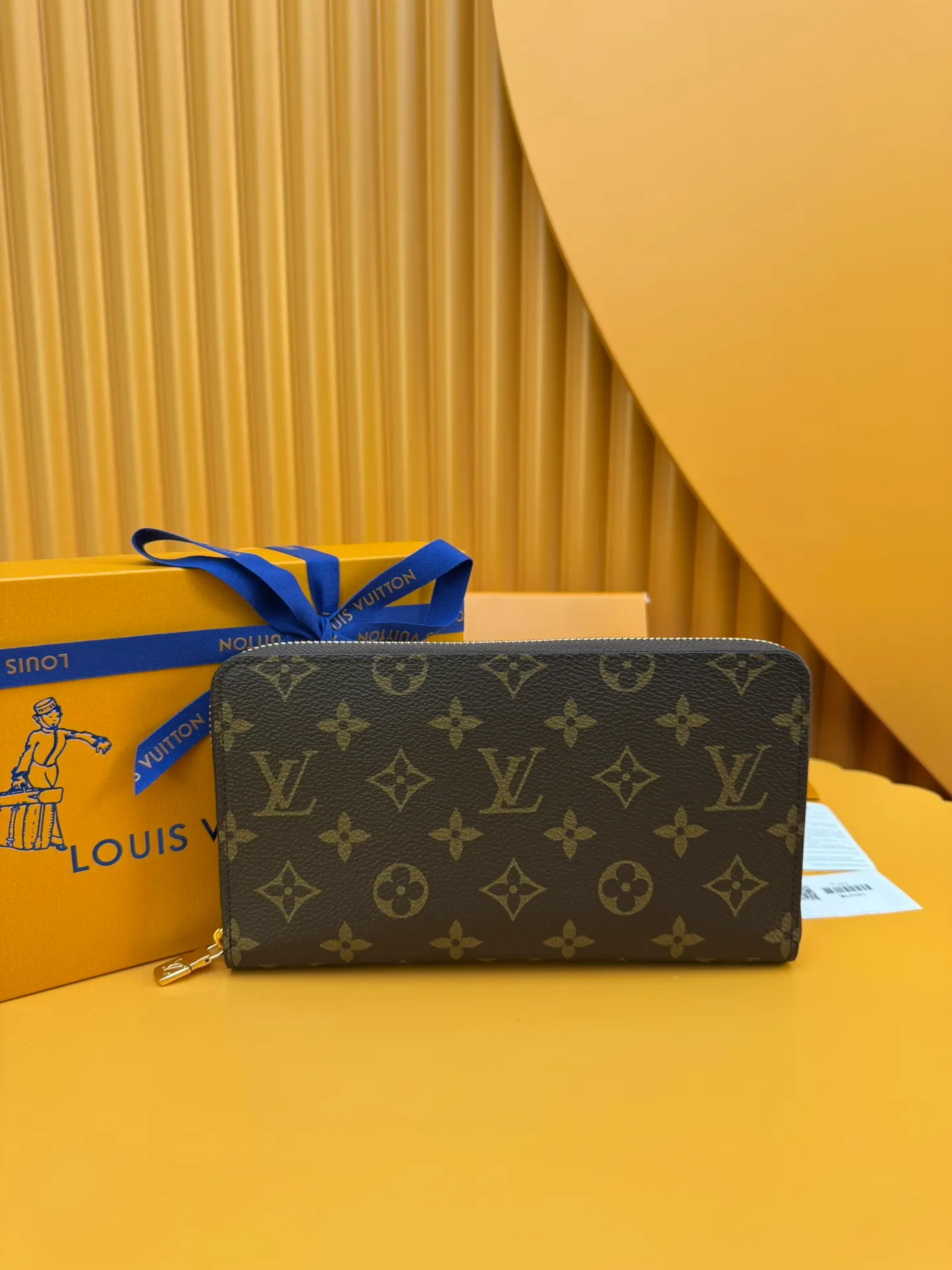 M62581 "Special Duty Free" ♻️[Official Special Edition·First Class Material·All Steel Hardware·French Chip·Full Packaging] Made of Louis Vuitton's historic Monogram canvas, this Zippy wallet's compact format combines functionality and refined design. Its full zip lock opens to reveal multiple slits for credit cards, a zippered pocket for coins and a large pocket for tickets. 21x12x2cm 💰820