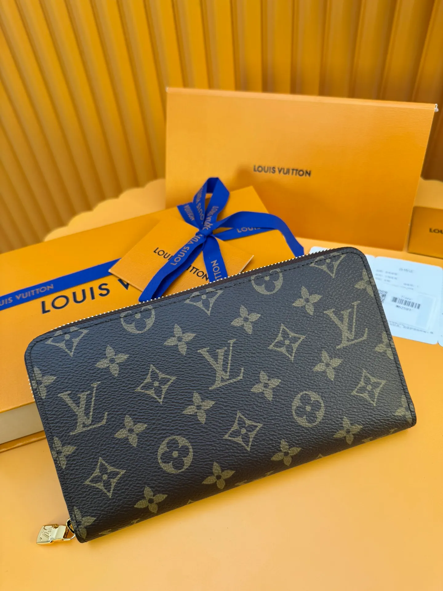 M62581 "Special Duty Free" ♻️[Official Special Edition·First Class Material·All Steel Hardware·French Chip·Full Packaging] Made of Louis Vuitton's historic Monogram canvas, this Zippy wallet's compact format combines functionality and refined design. Its full zip lock opens to reveal multiple slits for credit cards, a zippered pocket for coins and a large pocket for tickets. 21x12x2cm 💰820