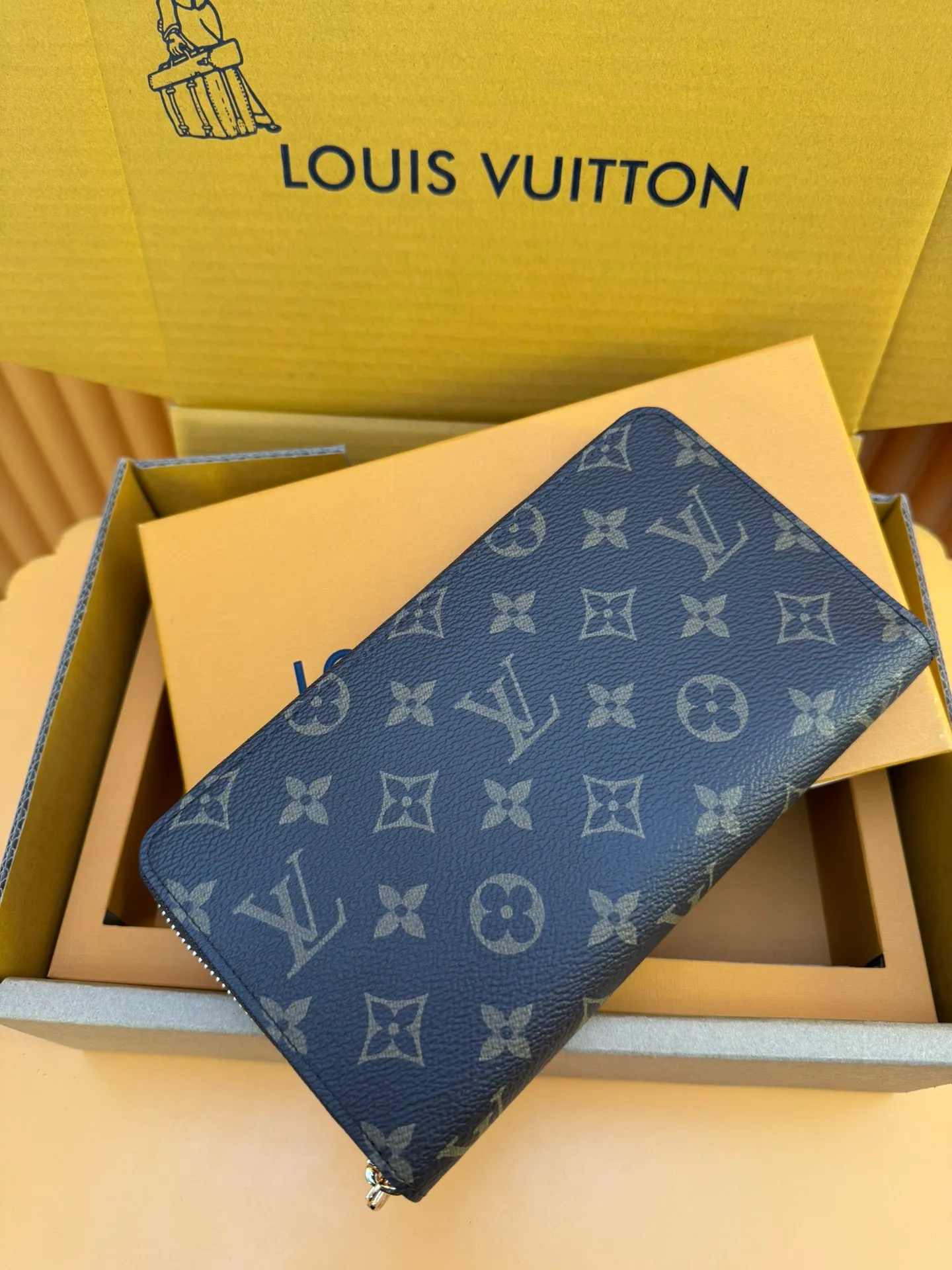 M62581 "Special Duty Free" ♻️[Official Special Edition·First Class Material·All Steel Hardware·French Chip·Full Packaging] Made of Louis Vuitton's historic Monogram canvas, this Zippy wallet's compact format combines functionality and refined design. Its full zip lock opens to reveal multiple slits for credit cards, a zippered pocket for coins and a large pocket for tickets. 21x12x2cm 💰820