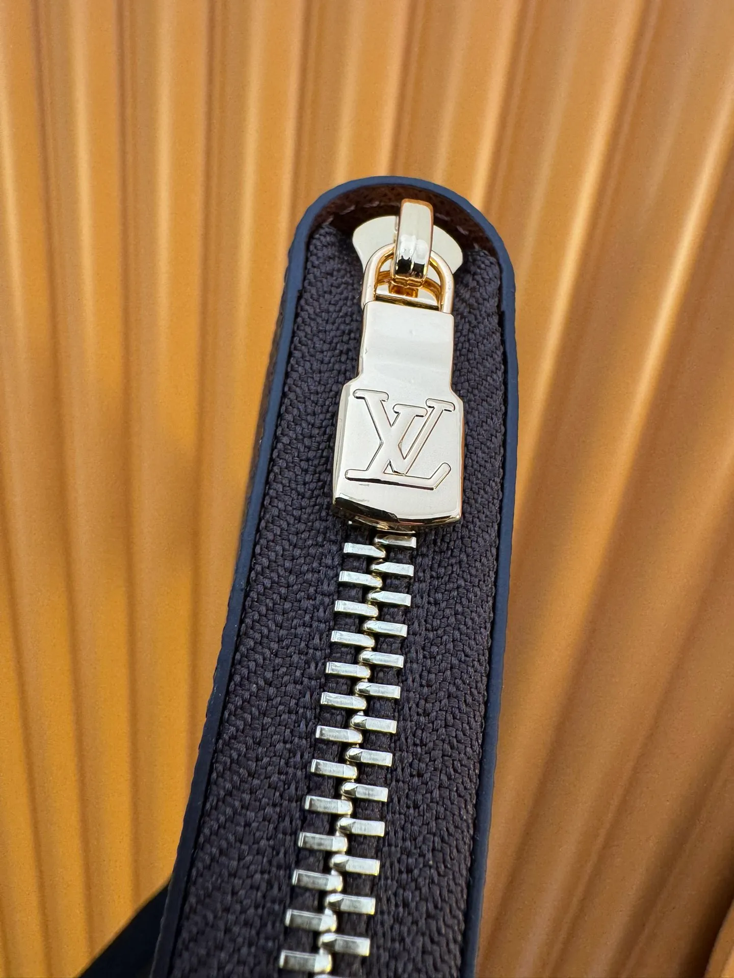 M62581 "Special Duty Free" ♻️[Official Special Edition·First Class Material·All Steel Hardware·French Chip·Full Packaging] Made of Louis Vuitton's historic Monogram canvas, this Zippy wallet's compact format combines functionality and refined design. Its full zip lock opens to reveal multiple slits for credit cards, a zippered pocket for coins and a large pocket for tickets. 21x12x2cm 💰820