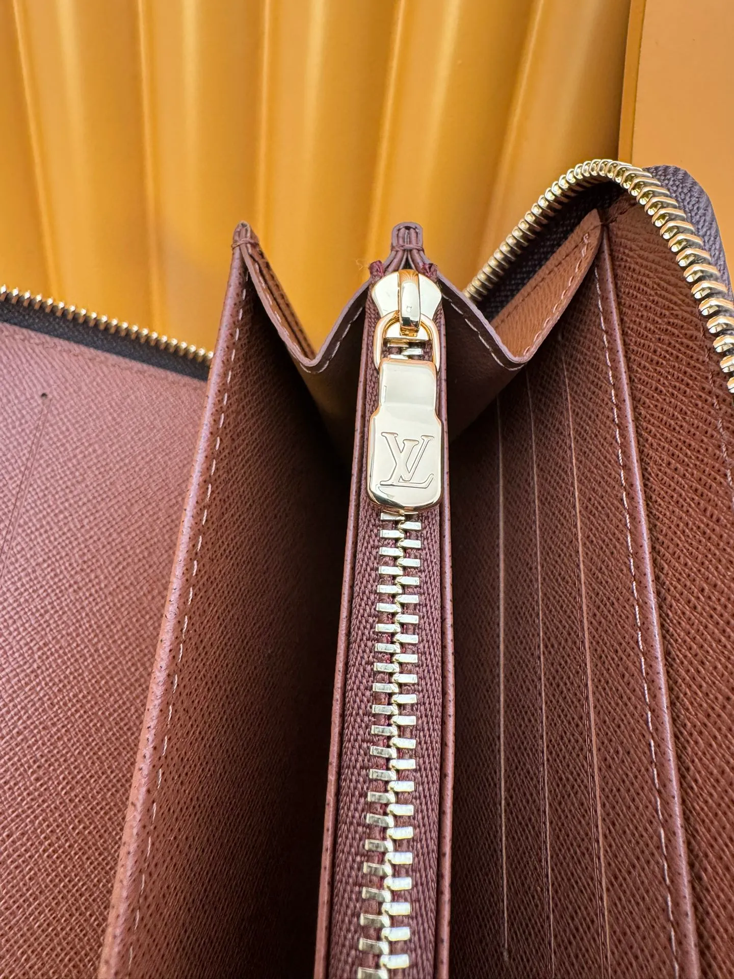 M62581 "Special Duty Free" ♻️[Official Special Edition·First Class Material·All Steel Hardware·French Chip·Full Packaging] Made of Louis Vuitton's historic Monogram canvas, this Zippy wallet's compact format combines functionality and refined design. Its full zip lock opens to reveal multiple slits for credit cards, a zippered pocket for coins and a large pocket for tickets. 21x12x2cm 💰820