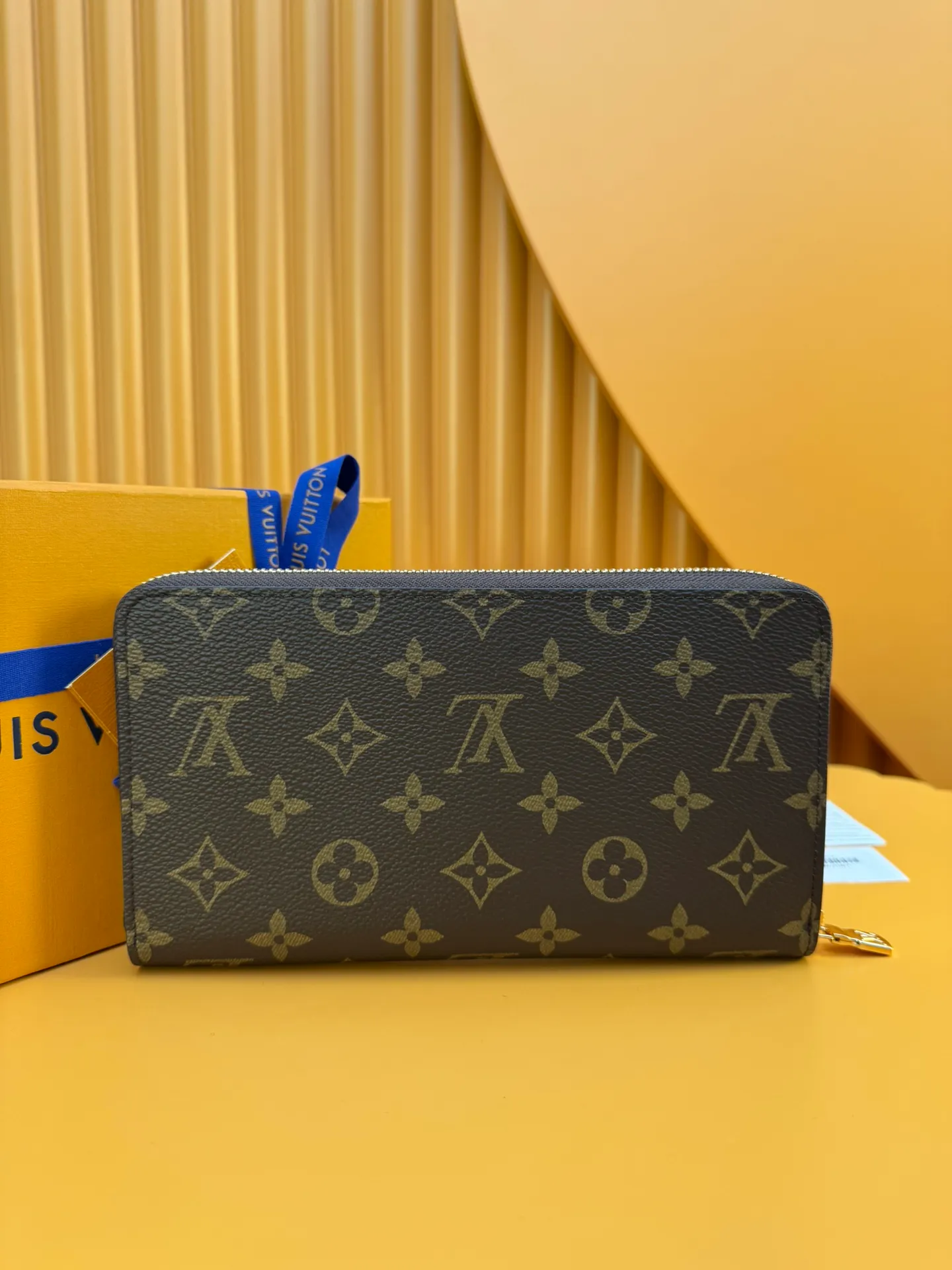 M62581 "Special Duty Free" ♻️[Official Special Edition·First Class Material·All Steel Hardware·French Chip·Full Packaging] Made of Louis Vuitton's historic Monogram canvas, this Zippy wallet's compact format combines functionality and refined design. Its full zip lock opens to reveal multiple slits for credit cards, a zippered pocket for coins and a large pocket for tickets. 21x12x2cm 💰820