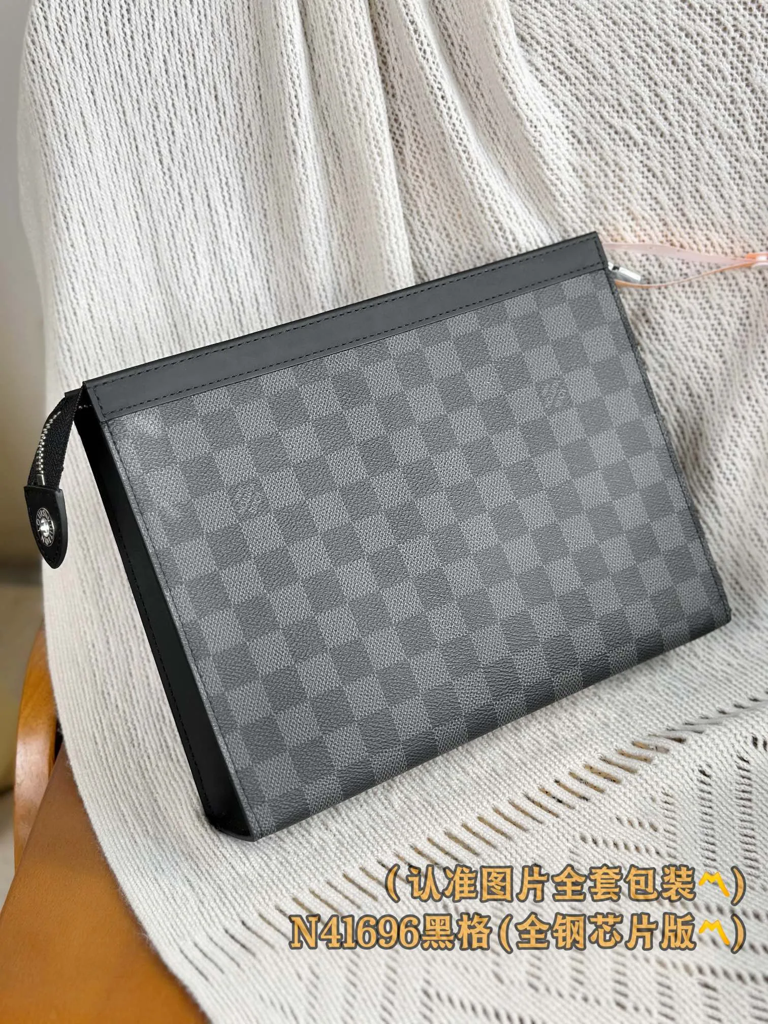 N41696 Haig! (〽️A grade all steel〽️) personalized customized version! Pochette Voyage MM, compact, versatile and fashionable, this Pochette Voyage MM is made of Damier Graphite coated canvas. It can be stored in a handbag as a small travel bag, or can be held in hand to create a fashionable look. The interior is spacious and features an accordion pleat design for easy access to items.  27 x 21 x 6 cm (length x height x width). Special grade 430