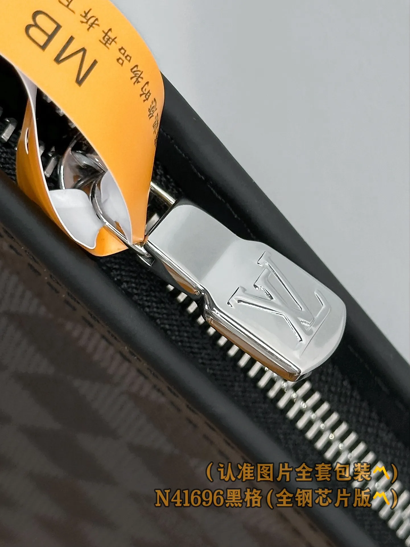N41696 Haig! (〽️A grade all steel〽️) personalized customized version! Pochette Voyage MM, compact, versatile and fashionable, this Pochette Voyage MM is made of Damier Graphite coated canvas. It can be stored in a handbag as a small travel bag, or can be held in hand to create a fashionable look. The interior is spacious and features an accordion pleat design for easy access to items.  27 x 21 x 6 cm (length x height x width). Special grade 430
