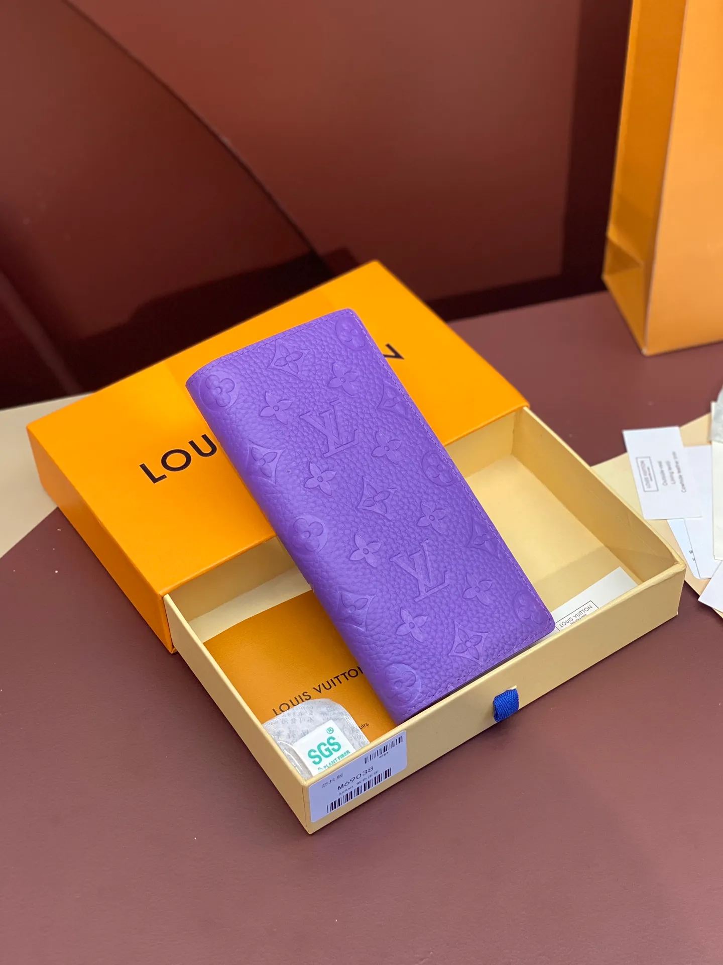 💰 480 M69038 Purple! The chip version, (made of top-grain cowhide) Brazza wallet is made of soft Taurillon leather embossed with the Monogram pattern. It has various card slots, pockets and a large zippered coin compartment. It has ample capacity and can easily fit in most jacket pockets. Dimensions 10 x 19 x 2 cm (length x height x width).