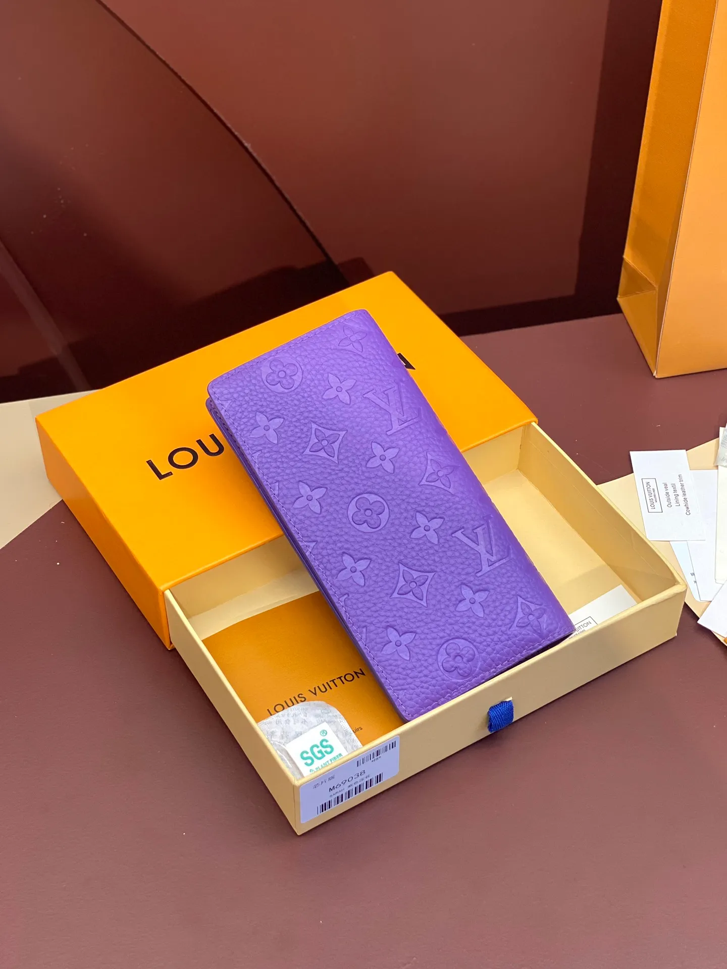 💰 480 M69038 Purple! The chip version, (made of top-grain cowhide) Brazza wallet is made of soft Taurillon leather embossed with the Monogram pattern. It has various card slots, pockets and a large zippered coin compartment. It has ample capacity and can easily fit in most jacket pockets. Dimensions 10 x 19 x 2 cm (length x height x width).
