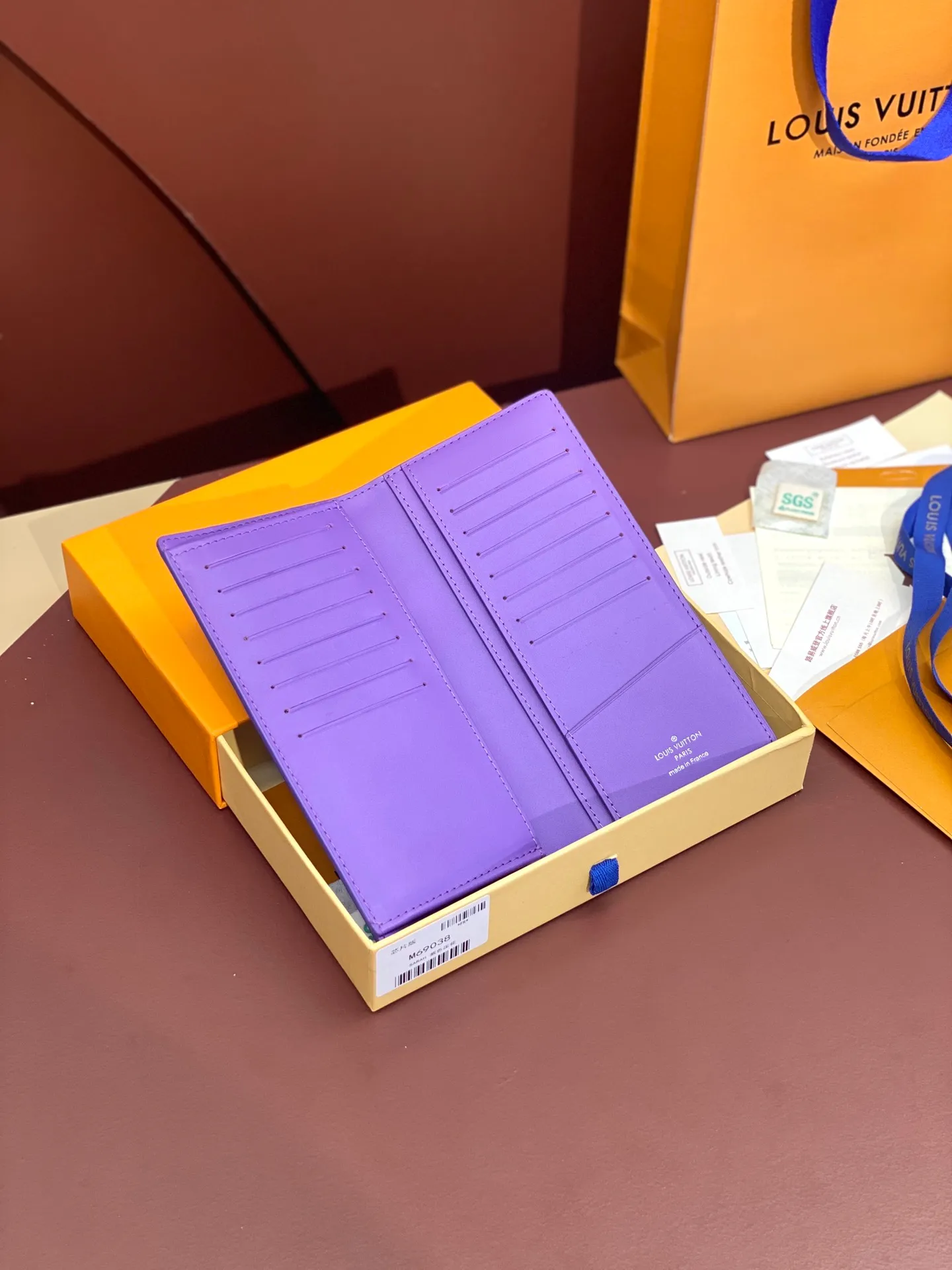 💰 480 M69038 Purple! The chip version, (made of top-grain cowhide) Brazza wallet is made of soft Taurillon leather embossed with the Monogram pattern. It has various card slots, pockets and a large zippered coin compartment. It has ample capacity and can easily fit in most jacket pockets. Dimensions 10 x 19 x 2 cm (length x height x width).