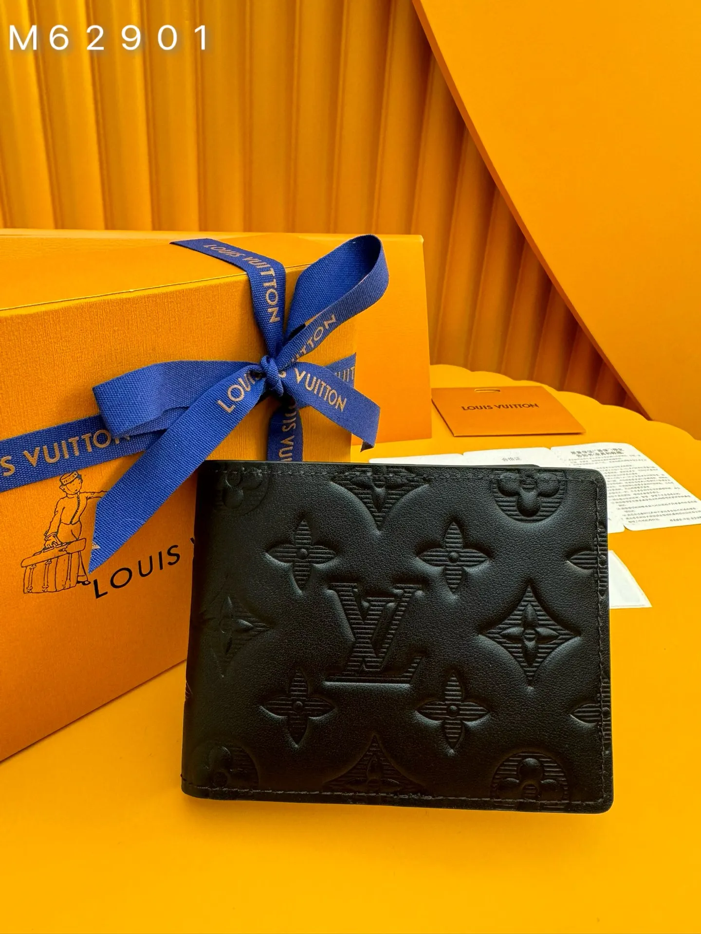 M62901 "Special Duty Free" ♻️[Official special edition·First-class material·All-steel hardware·Anti-counterfeiting chip·Full set of packaging] This Louis Vuitton Multiple wallet has a refreshing and simple design, and the black calfskin fabric is very soft and decorated with iconic embossing. Compact in size, it is extremely portable and equipped with multiple credit card slots and compartments for receipts and banknotes, making it extremely practical. 11.5x9.0x1.5cm 💰440