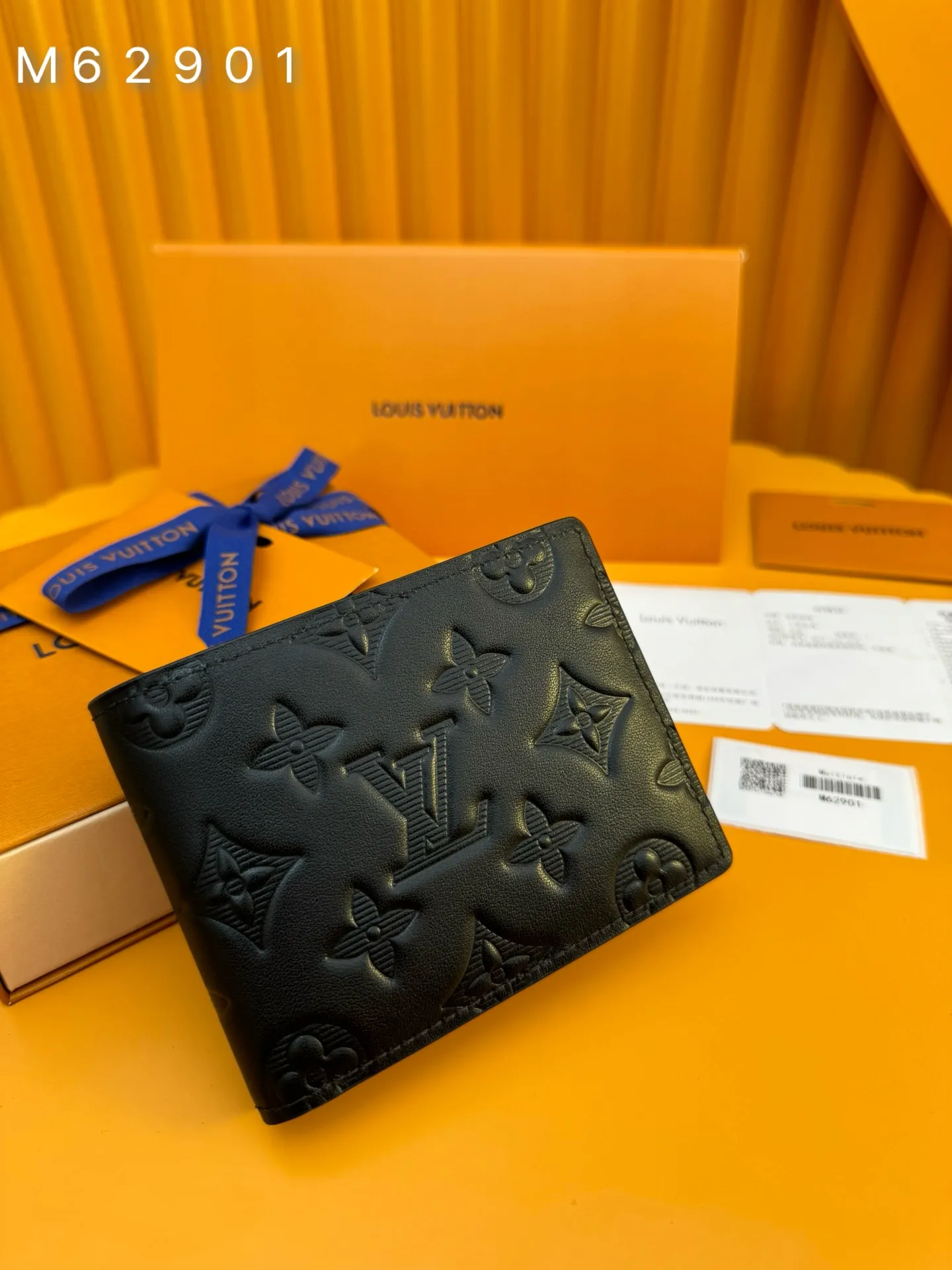 M62901 "Special Duty Free" ♻️[Official special edition·First-class material·All-steel hardware·Anti-counterfeiting chip·Full set of packaging] This Louis Vuitton Multiple wallet has a refreshing and simple design, and the black calfskin fabric is very soft and decorated with iconic embossing. Compact in size, it is extremely portable and equipped with multiple credit card slots and compartments for receipts and banknotes, making it extremely practical. 11.5x9.0x1.5cm 💰440