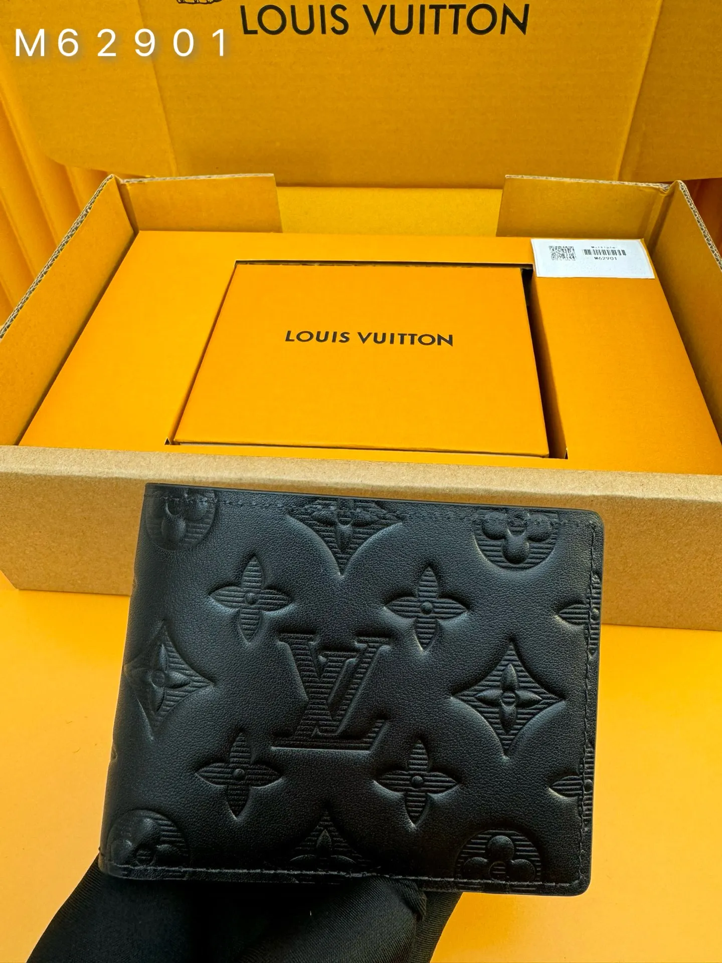 M62901 "Special Duty Free" ♻️[Official special edition·First-class material·All-steel hardware·Anti-counterfeiting chip·Full set of packaging] This Louis Vuitton Multiple wallet has a refreshing and simple design, and the black calfskin fabric is very soft and decorated with iconic embossing. Compact in size, it is extremely portable and equipped with multiple credit card slots and compartments for receipts and banknotes, making it extremely practical. 11.5x9.0x1.5cm 💰440