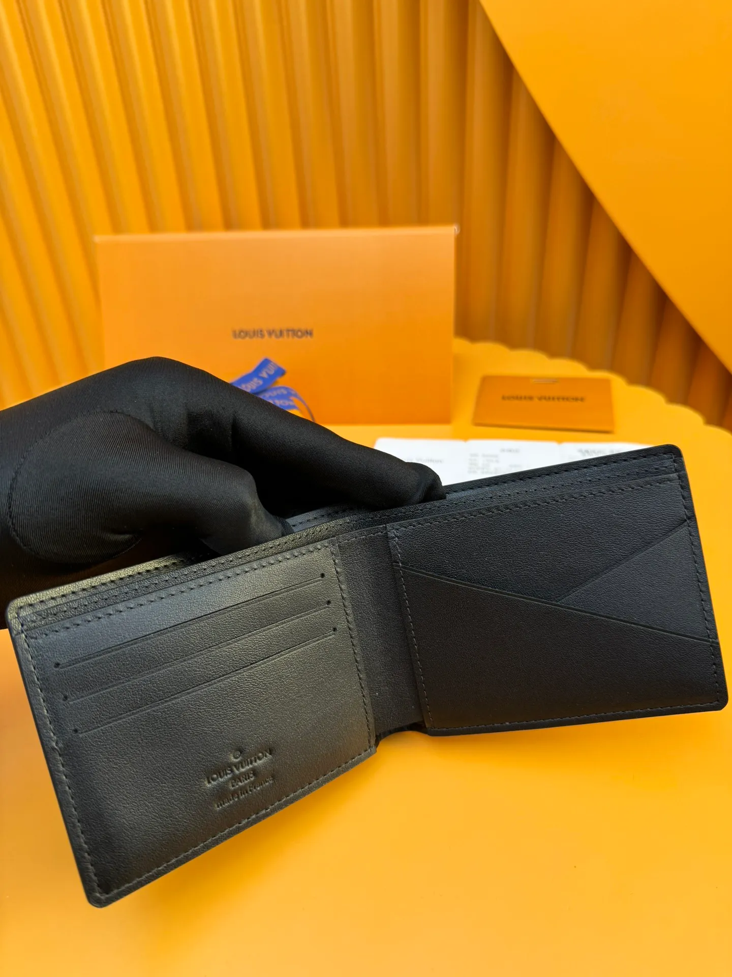 M62901 "Special Duty Free" ♻️[Official special edition·First-class material·All-steel hardware·Anti-counterfeiting chip·Full set of packaging] This Louis Vuitton Multiple wallet has a refreshing and simple design, and the black calfskin fabric is very soft and decorated with iconic embossing. Compact in size, it is extremely portable and equipped with multiple credit card slots and compartments for receipts and banknotes, making it extremely practical. 11.5x9.0x1.5cm 💰440