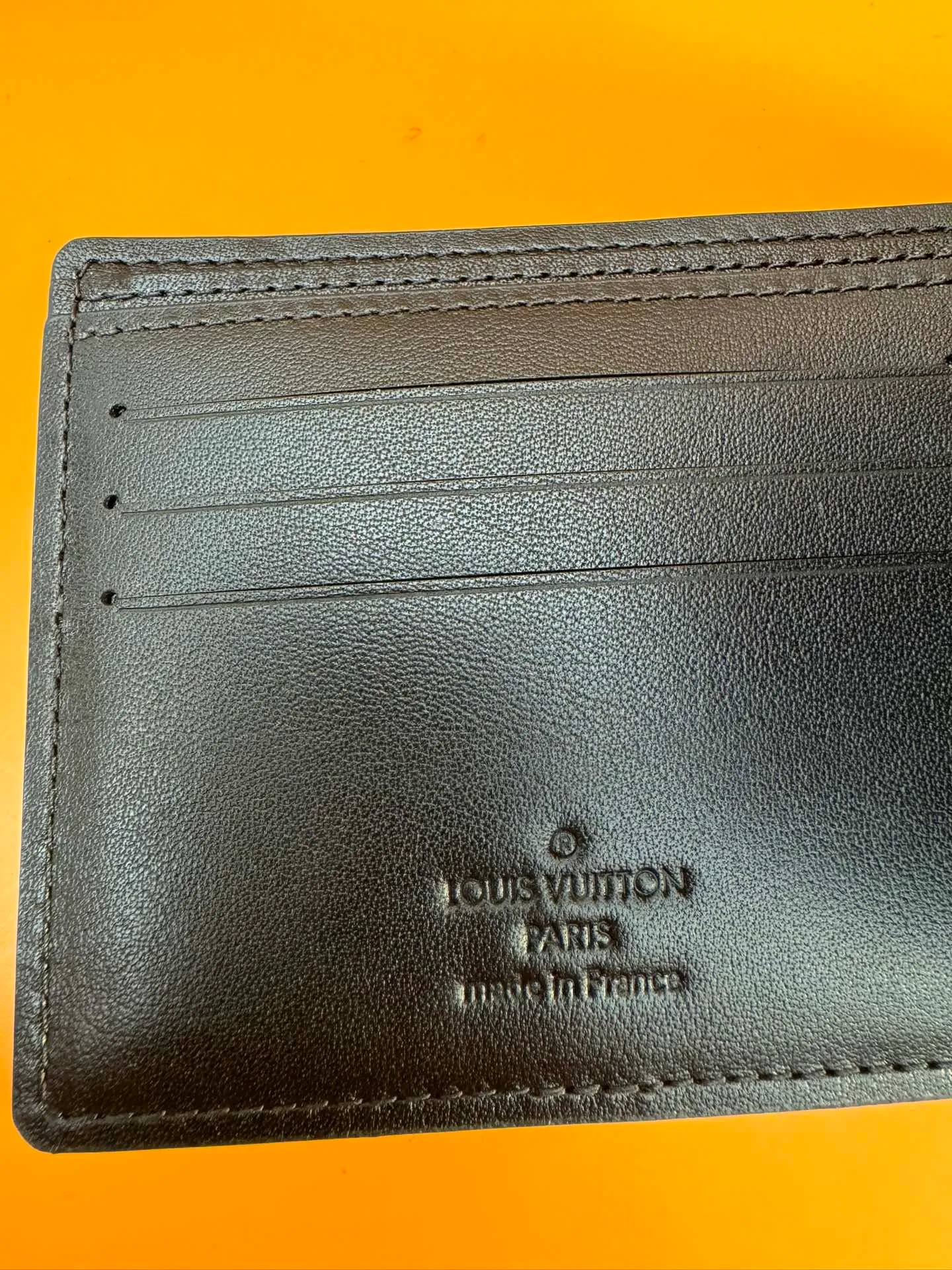 M62901 "Special Duty Free" ♻️[Official special edition·First-class material·All-steel hardware·Anti-counterfeiting chip·Full set of packaging] This Louis Vuitton Multiple wallet has a refreshing and simple design, and the black calfskin fabric is very soft and decorated with iconic embossing. Compact in size, it is extremely portable and equipped with multiple credit card slots and compartments for receipts and banknotes, making it extremely practical. 11.5x9.0x1.5cm 💰440