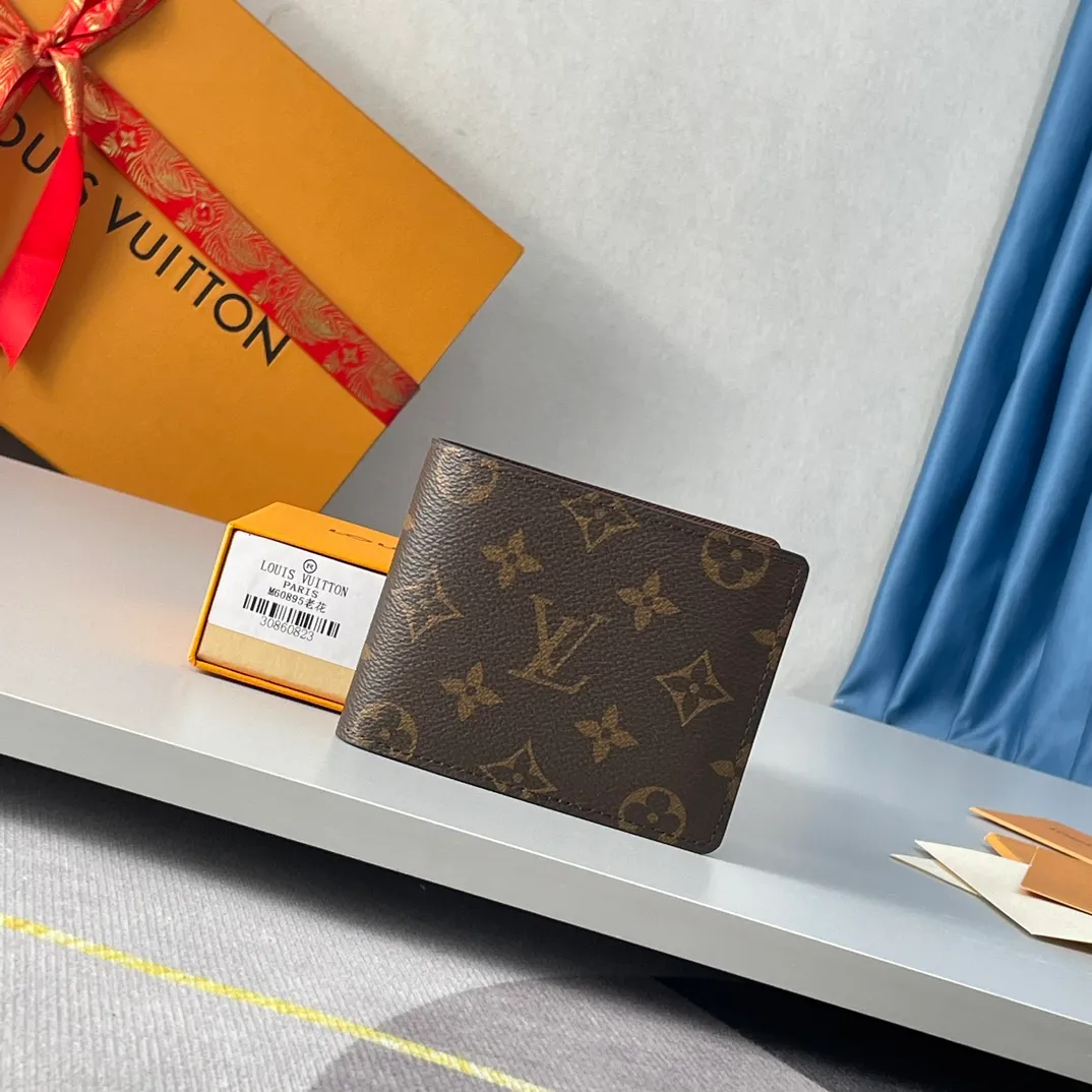 P240🇫🇷Exclusive real shot of overseas original single M60895! The Multiple wallet is made of Monogram canvas and has multiple pockets for credit cards, banknotes, and invoices. Size: 11×9cm