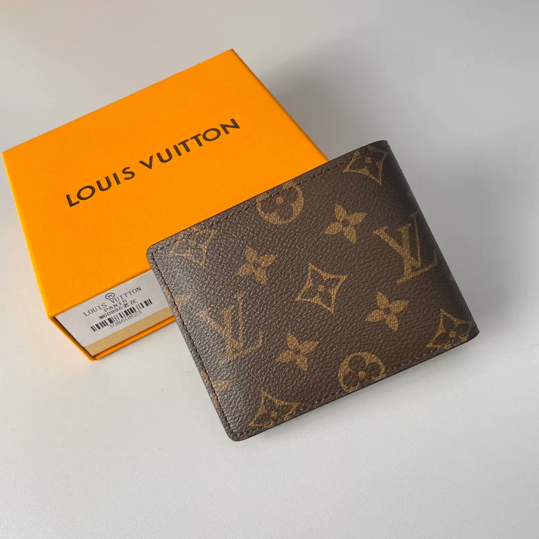 P240🇫🇷Exclusive real shot of overseas original single M60895! The Multiple wallet is made of Monogram canvas and has multiple pockets for credit cards, banknotes, and invoices. Size: 11×9cm
