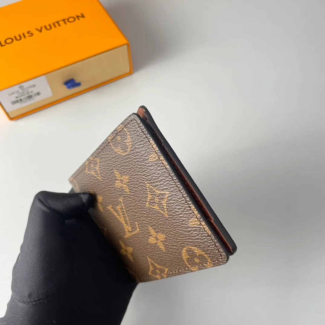P240🇫🇷Exclusive real shot of overseas original single M60895! The Multiple wallet is made of Monogram canvas and has multiple pockets for credit cards, banknotes, and invoices. Size: 11×9cm