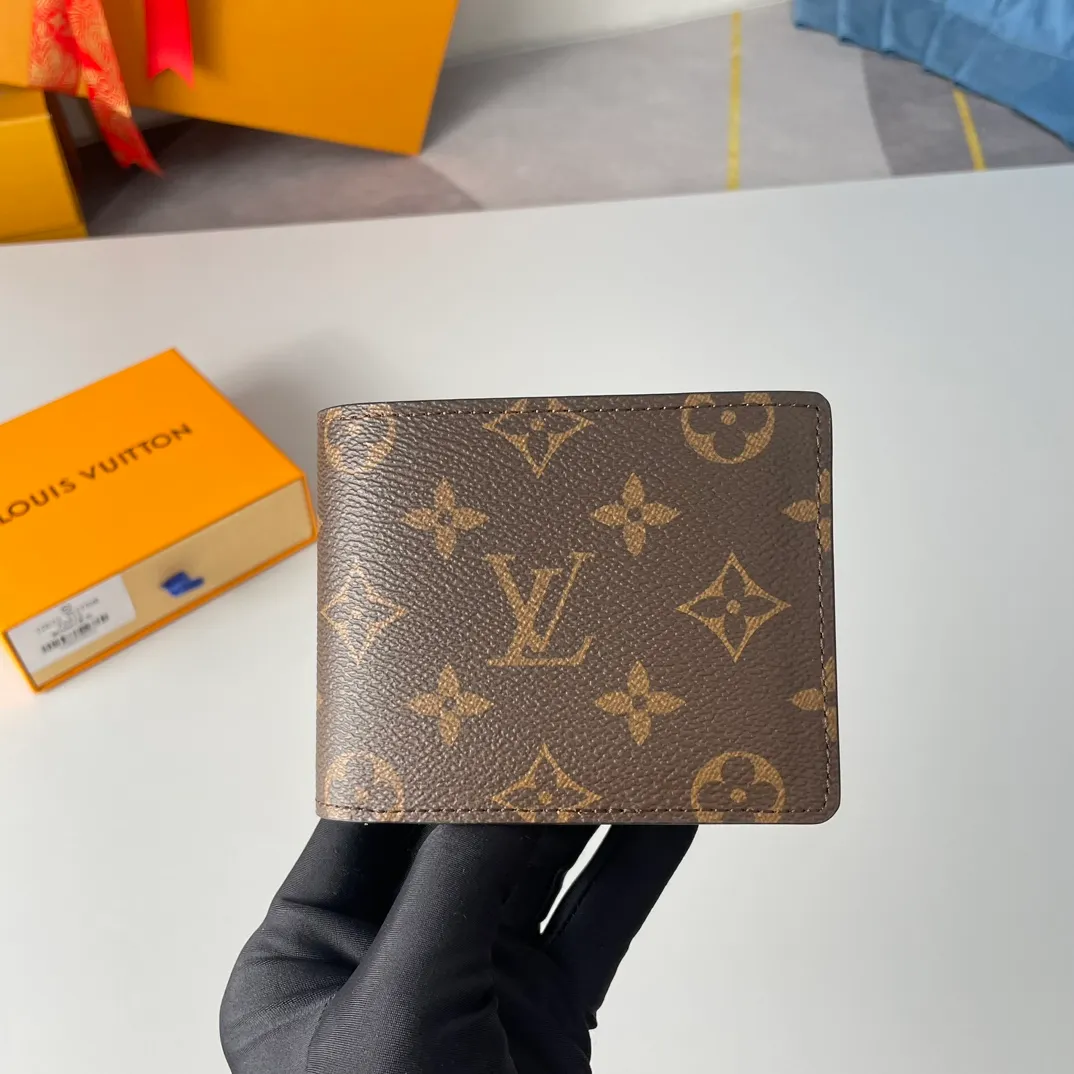 P240🇫🇷Exclusive real shot of overseas original single M60895! The Multiple wallet is made of Monogram canvas and has multiple pockets for credit cards, banknotes, and invoices. Size: 11×9cm