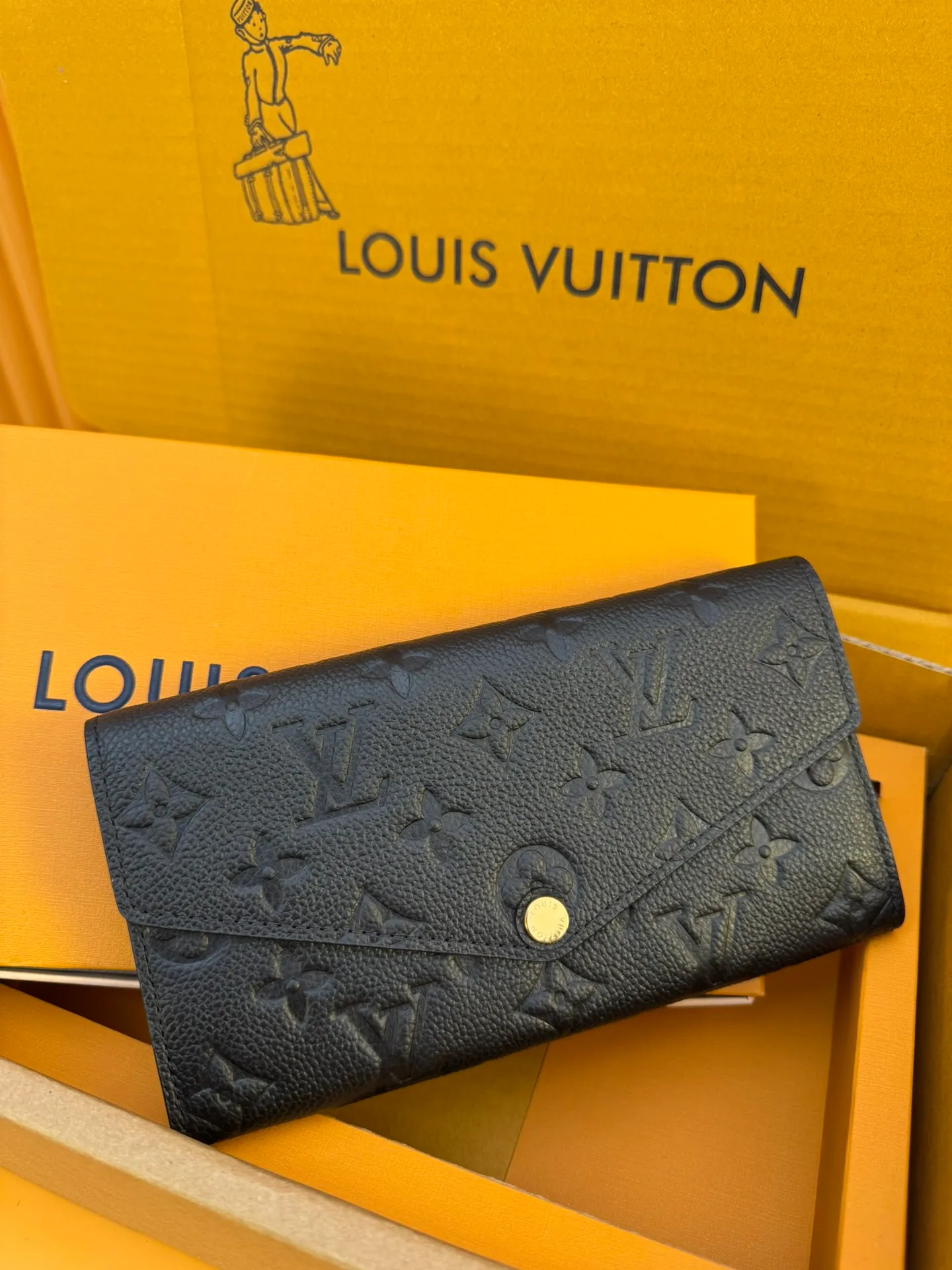 M82257 "Special Duty Free" ♻️[Official special edition·First-class material·All-steel hardware·Anti-counterfeiting chip·Full set of packaging] This Sarah wallet is made of Monogram Empreinte leather embossed with the classic Monogram pattern, with an envelope-style flap to open the credit card compartment and zipper coin pocket. 19x10.5x2cm 💰660
