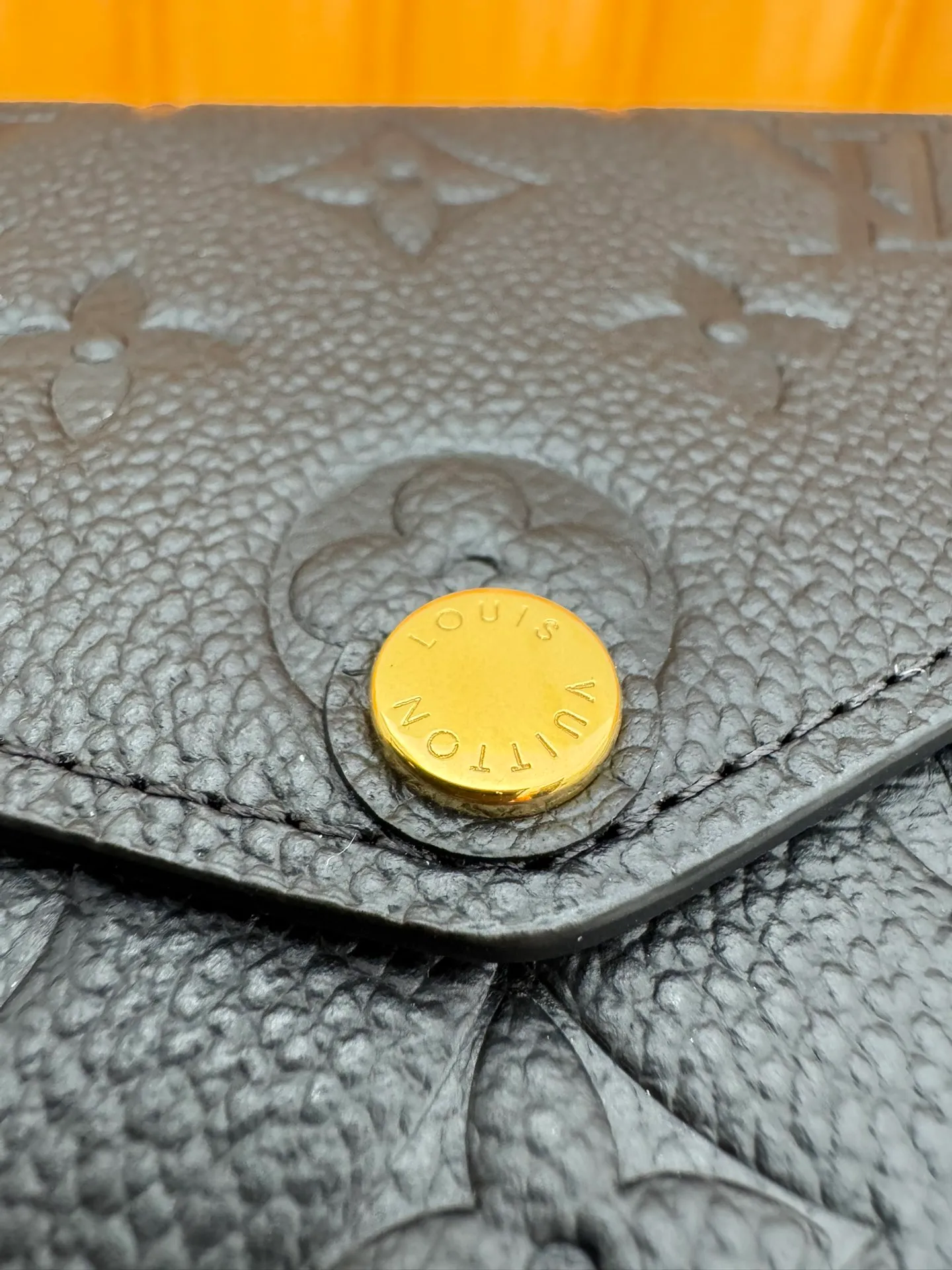 M82257 "Special Duty Free" ♻️[Official special edition·First-class material·All-steel hardware·Anti-counterfeiting chip·Full set of packaging] This Sarah wallet is made of Monogram Empreinte leather embossed with the classic Monogram pattern, with an envelope-style flap to open the credit card compartment and zipper coin pocket. 19x10.5x2cm 💰660