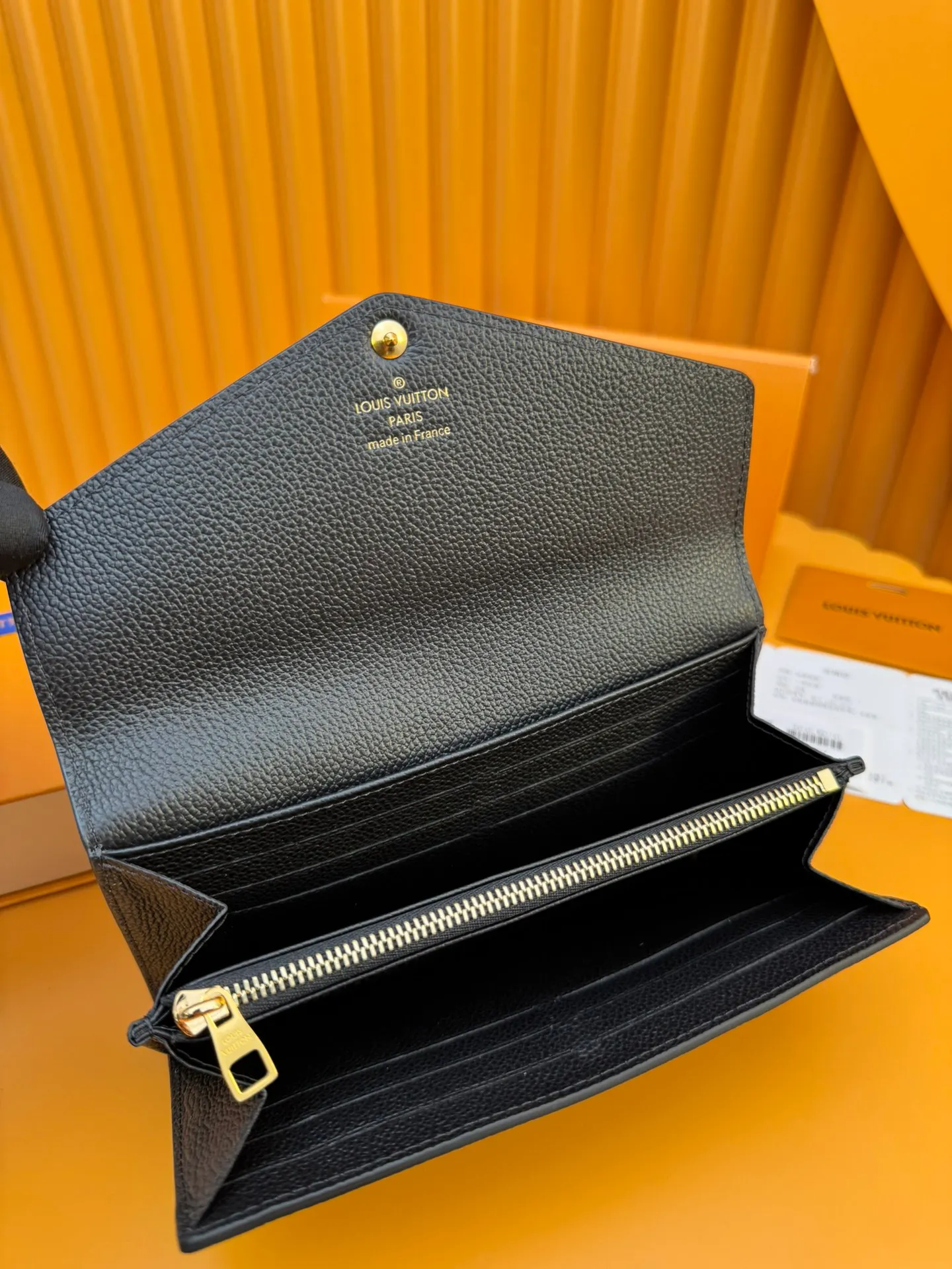 M82257 "Special Duty Free" ♻️[Official special edition·First-class material·All-steel hardware·Anti-counterfeiting chip·Full set of packaging] This Sarah wallet is made of Monogram Empreinte leather embossed with the classic Monogram pattern, with an envelope-style flap to open the credit card compartment and zipper coin pocket. 19x10.5x2cm 💰660