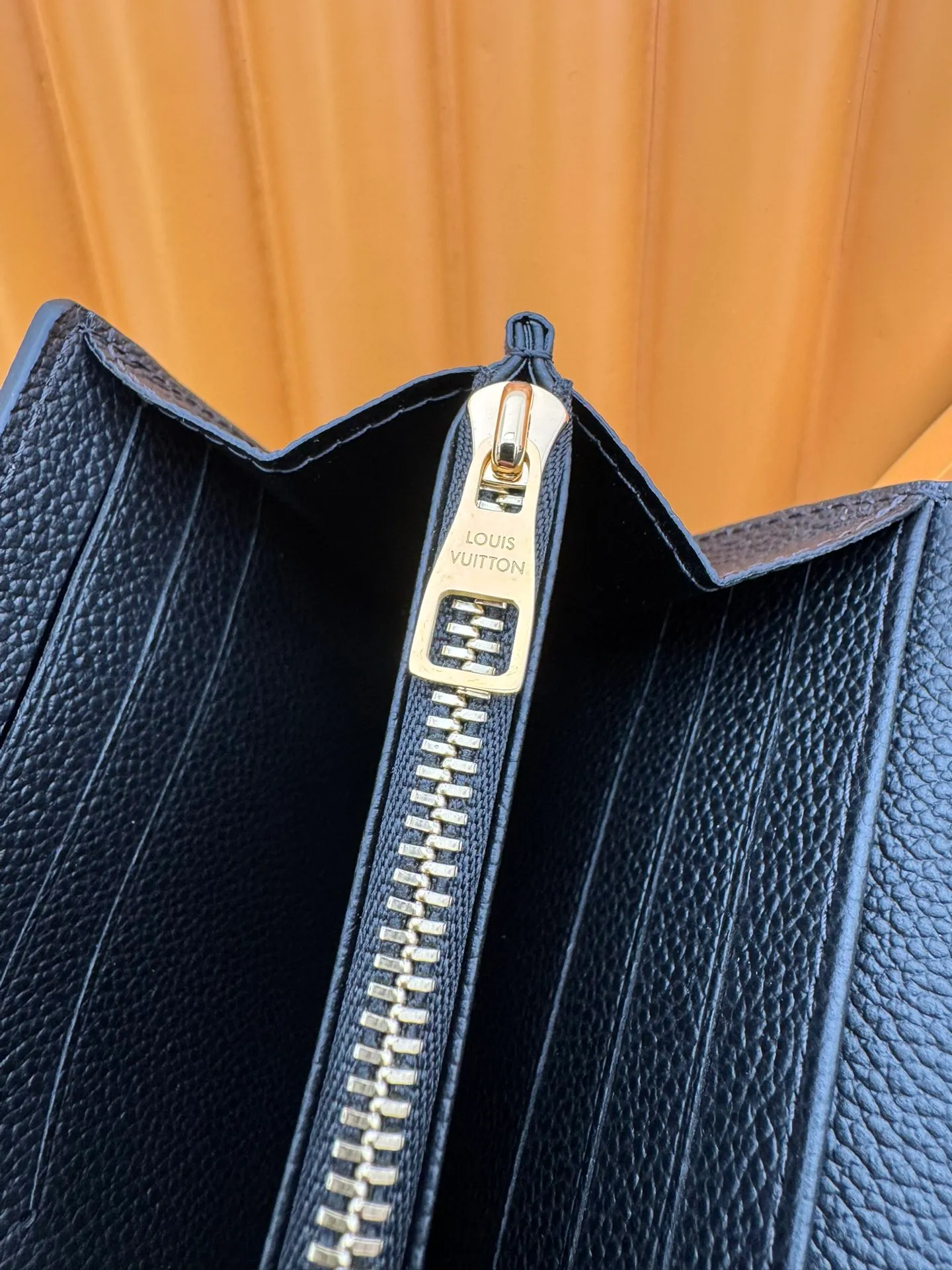 M82257 "Special Duty Free" ♻️[Official special edition·First-class material·All-steel hardware·Anti-counterfeiting chip·Full set of packaging] This Sarah wallet is made of Monogram Empreinte leather embossed with the classic Monogram pattern, with an envelope-style flap to open the credit card compartment and zipper coin pocket. 19x10.5x2cm 💰660