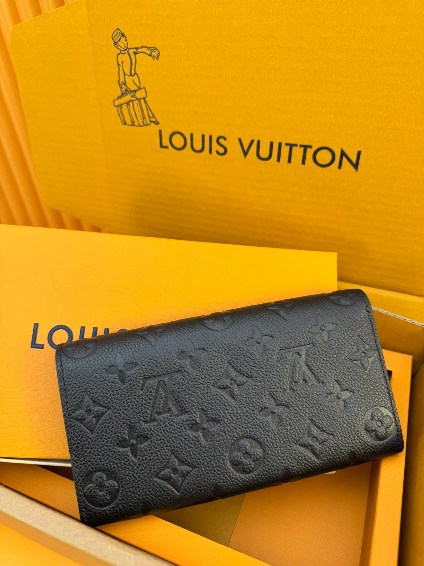 M82257 "Special Duty Free" ♻️[Official special edition·First-class material·All-steel hardware·Anti-counterfeiting chip·Full set of packaging] This Sarah wallet is made of Monogram Empreinte leather embossed with the classic Monogram pattern, with an envelope-style flap to open the credit card compartment and zipper coin pocket. 19x10.5x2cm 💰660