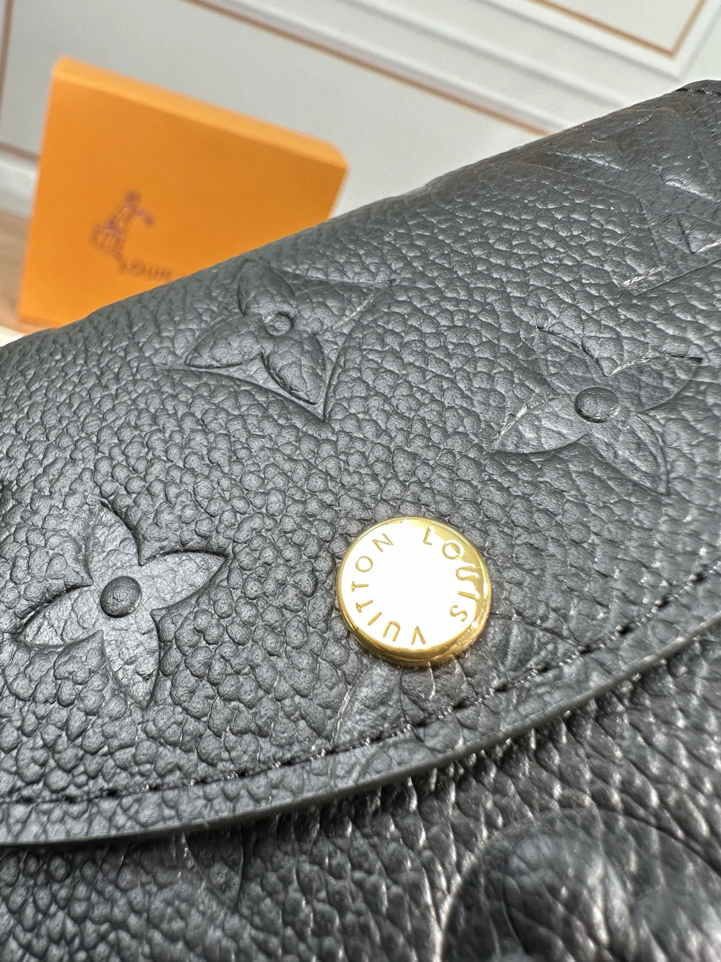M81455 [Super Authentic] This Rosalie coin purse is made of Monogram Empreinte embossed soft-grain cow leather. It opens with a rounded flap and has a compact shape. It has a zippered coin pocket, a patch pocket and a card compartment. Louis Vuitton logo-engraved snaps secure the closure. 11x8x2.5cm💰460
