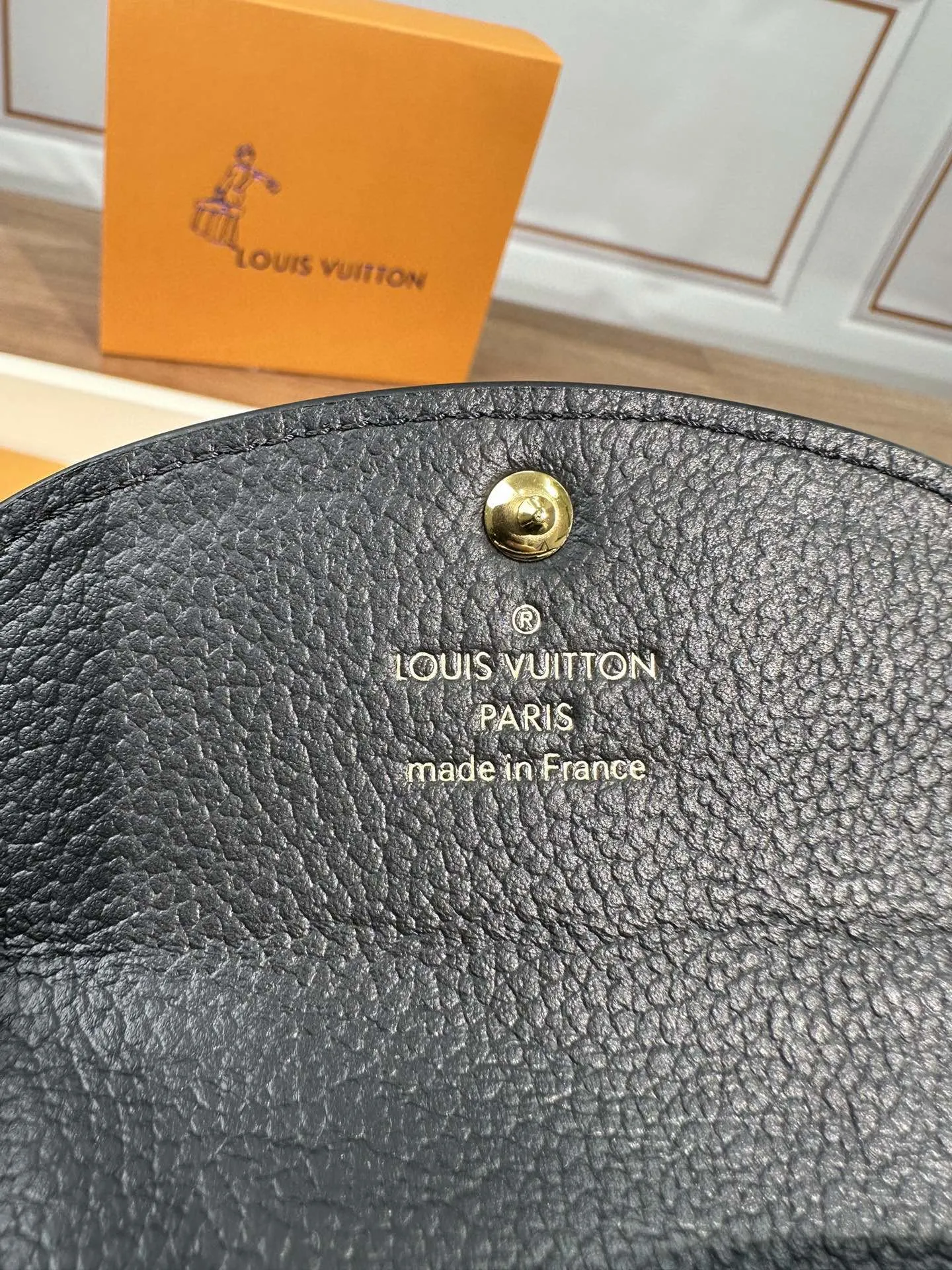 M81455 [Super Authentic] This Rosalie coin purse is made of Monogram Empreinte embossed soft-grain cow leather. It opens with a rounded flap and has a compact shape. It has a zippered coin pocket, a patch pocket and a card compartment. Louis Vuitton logo-engraved snaps secure the closure. 11x8x2.5cm💰460