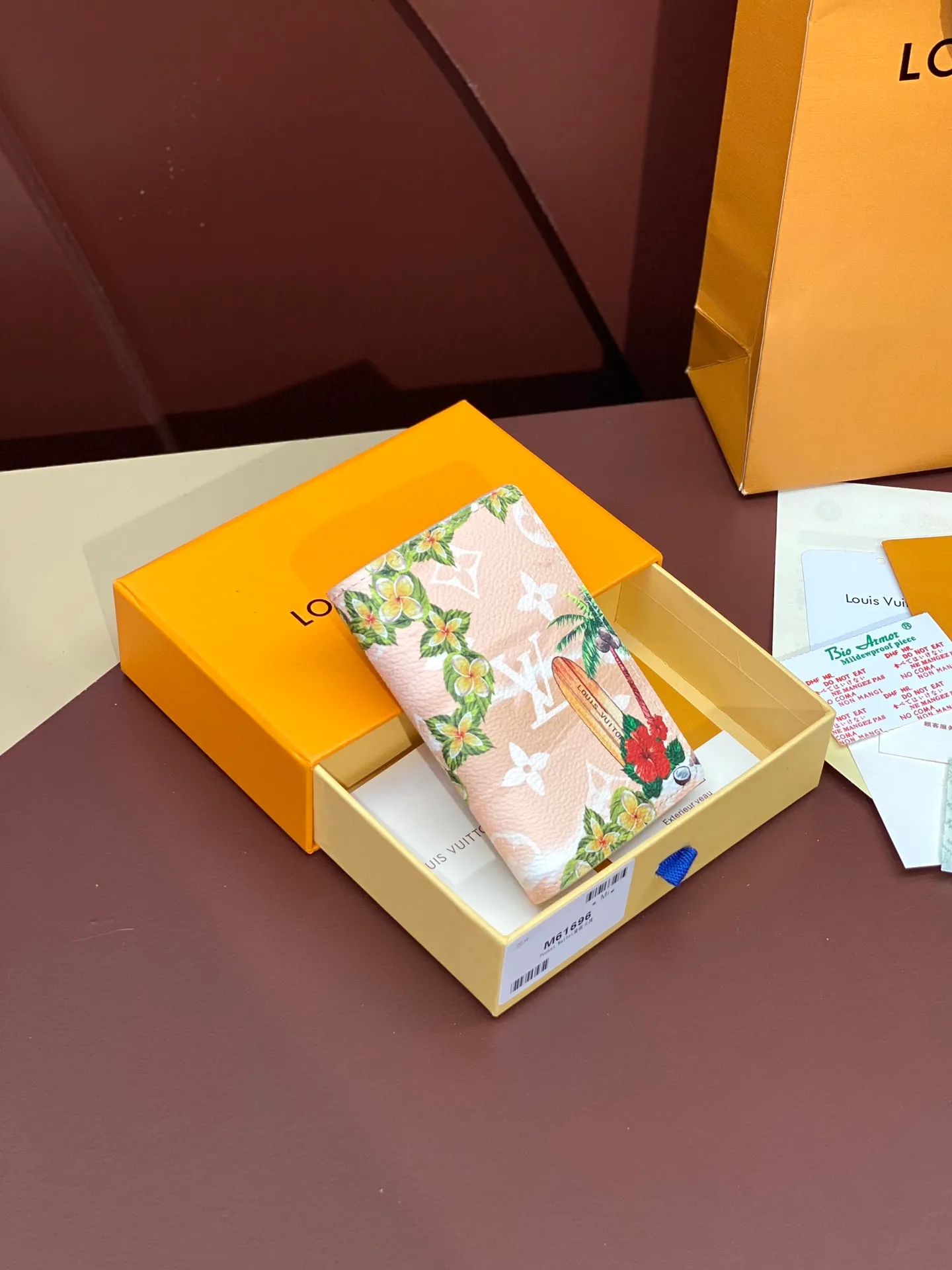 M61696 skateboard🛹khaki! Card Holder, the brand’s beloved all-purpose pocket wallet is crafted from colorful Monogram Surfin’ coated canvas, full of retro flair. The multi-layered pattern combines tropical design elements with iconic Louis Vuitton patterns. Small and stylish, the wallet fits into any pocket and features three card holders, five interior pockets and a convenient exterior pocket. 7.5 x 11.1 x 1 cm. 💰320