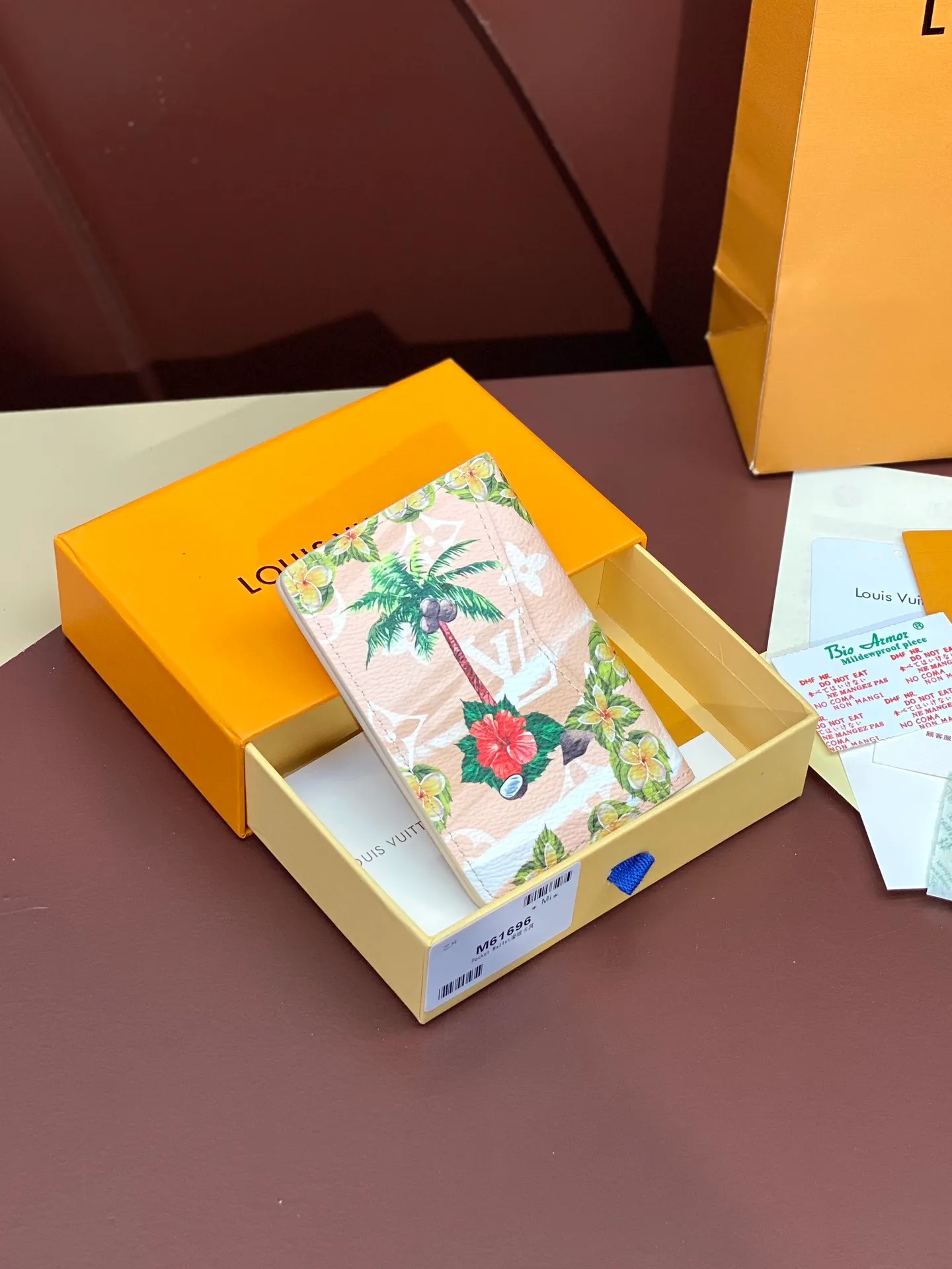 M61696 skateboard🛹khaki! Card Holder, the brand’s beloved all-purpose pocket wallet is crafted from colorful Monogram Surfin’ coated canvas, full of retro flair. The multi-layered pattern combines tropical design elements with iconic Louis Vuitton patterns. Small and stylish, the wallet fits into any pocket and features three card holders, five interior pockets and a convenient exterior pocket. 7.5 x 11.1 x 1 cm. 💰320