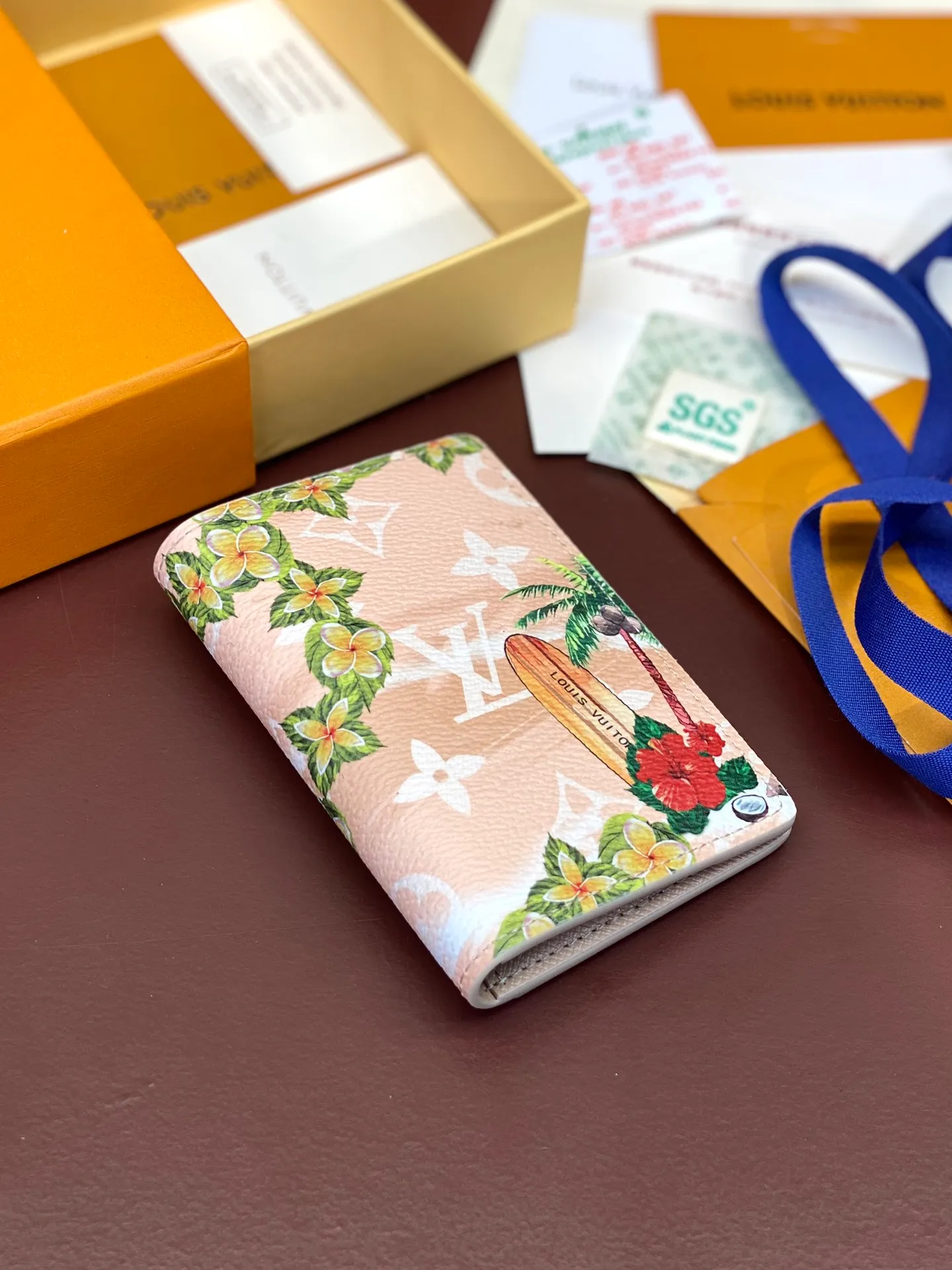 M61696 skateboard🛹khaki! Card Holder, the brand’s beloved all-purpose pocket wallet is crafted from colorful Monogram Surfin’ coated canvas, full of retro flair. The multi-layered pattern combines tropical design elements with iconic Louis Vuitton patterns. Small and stylish, the wallet fits into any pocket and features three card holders, five interior pockets and a convenient exterior pocket. 7.5 x 11.1 x 1 cm. 💰320