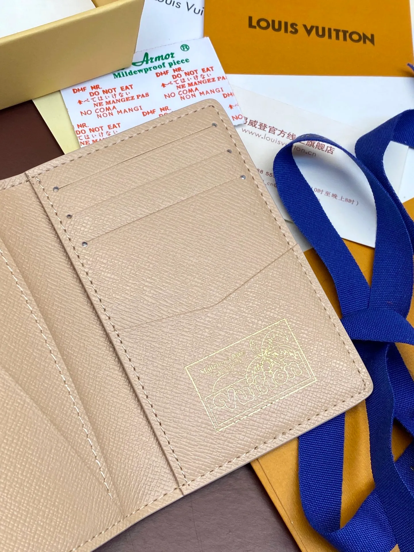 M61696 skateboard🛹khaki! Card Holder, the brand’s beloved all-purpose pocket wallet is crafted from colorful Monogram Surfin’ coated canvas, full of retro flair. The multi-layered pattern combines tropical design elements with iconic Louis Vuitton patterns. Small and stylish, the wallet fits into any pocket and features three card holders, five interior pockets and a convenient exterior pocket. 7.5 x 11.1 x 1 cm. 💰320