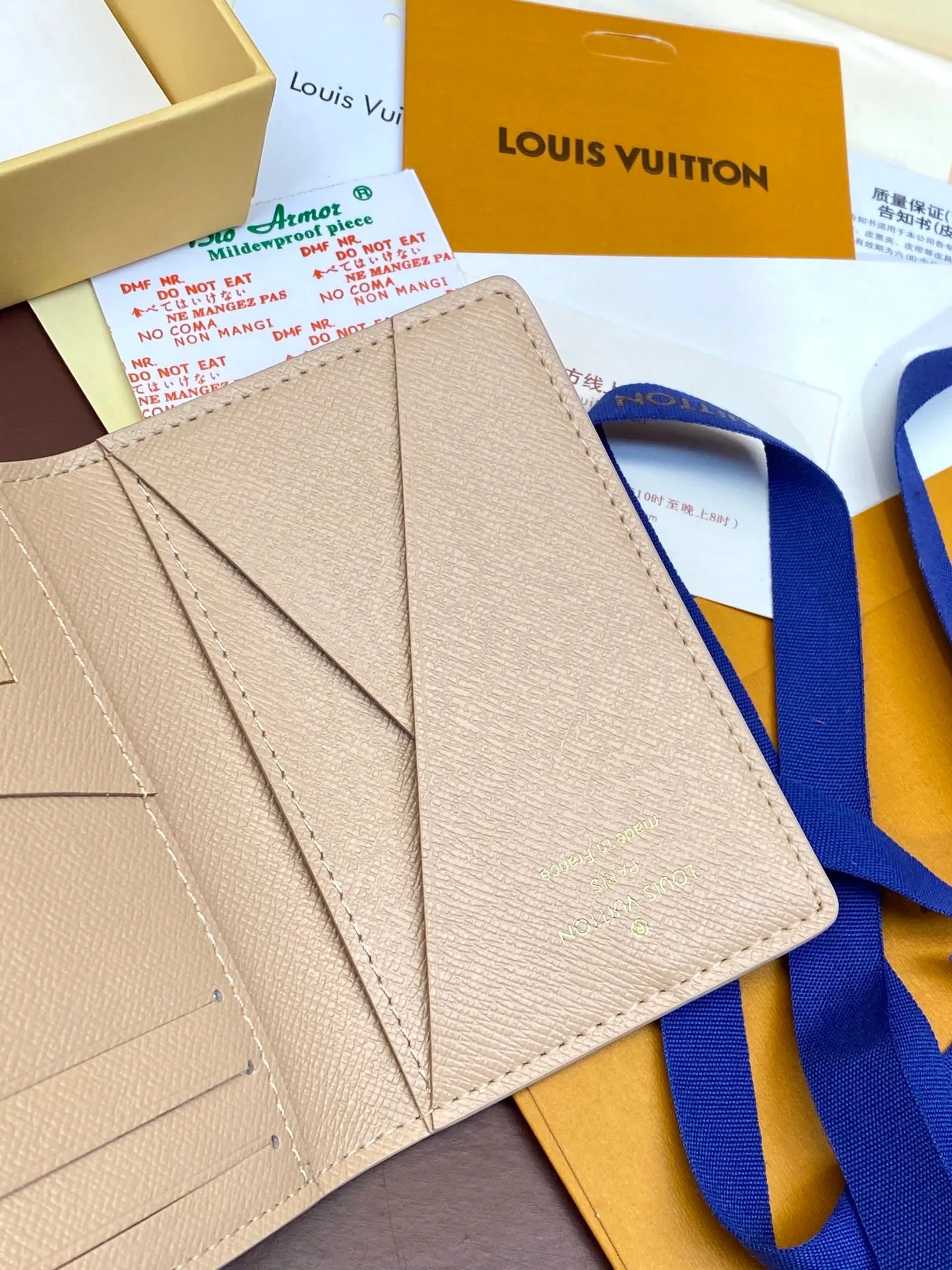 M61696 skateboard🛹khaki! Card Holder, the brand’s beloved all-purpose pocket wallet is crafted from colorful Monogram Surfin’ coated canvas, full of retro flair. The multi-layered pattern combines tropical design elements with iconic Louis Vuitton patterns. Small and stylish, the wallet fits into any pocket and features three card holders, five interior pockets and a convenient exterior pocket. 7.5 x 11.1 x 1 cm. 💰320