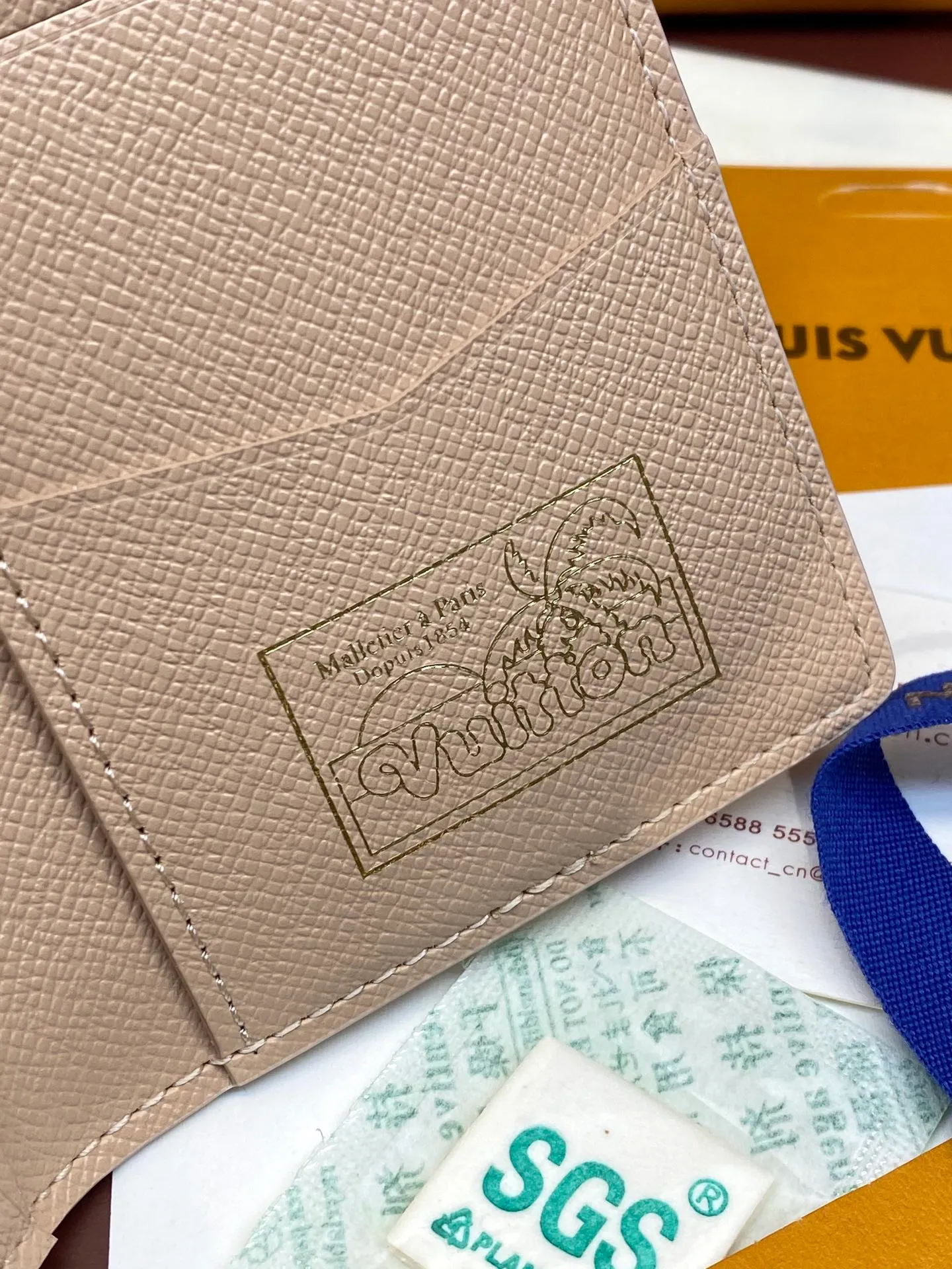 M61696 skateboard🛹khaki! Card Holder, the brand’s beloved all-purpose pocket wallet is crafted from colorful Monogram Surfin’ coated canvas, full of retro flair. The multi-layered pattern combines tropical design elements with iconic Louis Vuitton patterns. Small and stylish, the wallet fits into any pocket and features three card holders, five interior pockets and a convenient exterior pocket. 7.5 x 11.1 x 1 cm. 💰320
