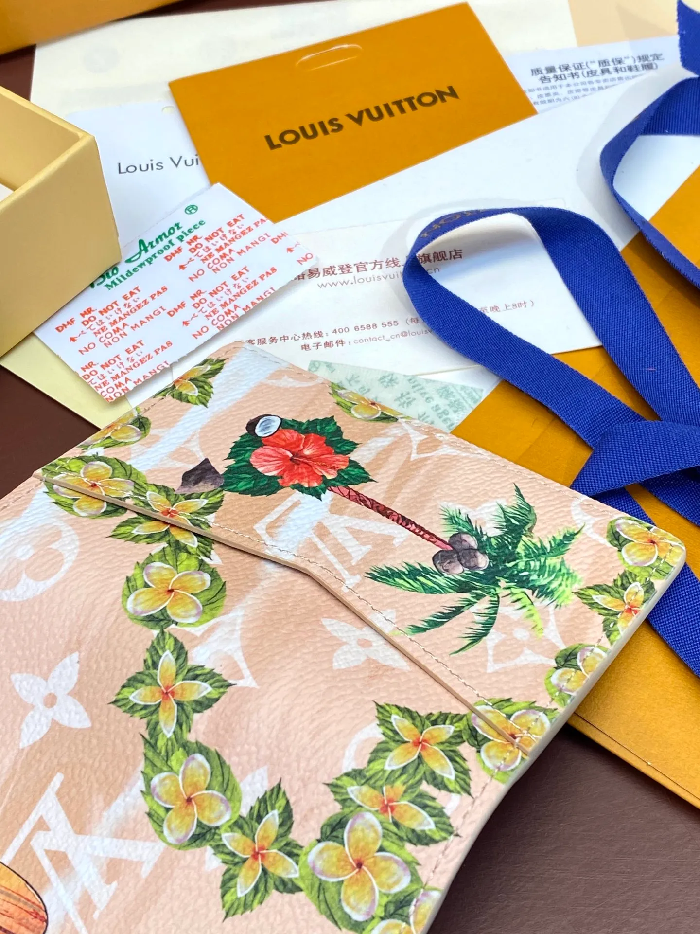 M61696 skateboard🛹khaki! Card Holder, the brand’s beloved all-purpose pocket wallet is crafted from colorful Monogram Surfin’ coated canvas, full of retro flair. The multi-layered pattern combines tropical design elements with iconic Louis Vuitton patterns. Small and stylish, the wallet fits into any pocket and features three card holders, five interior pockets and a convenient exterior pocket. 7.5 x 11.1 x 1 cm. 💰320