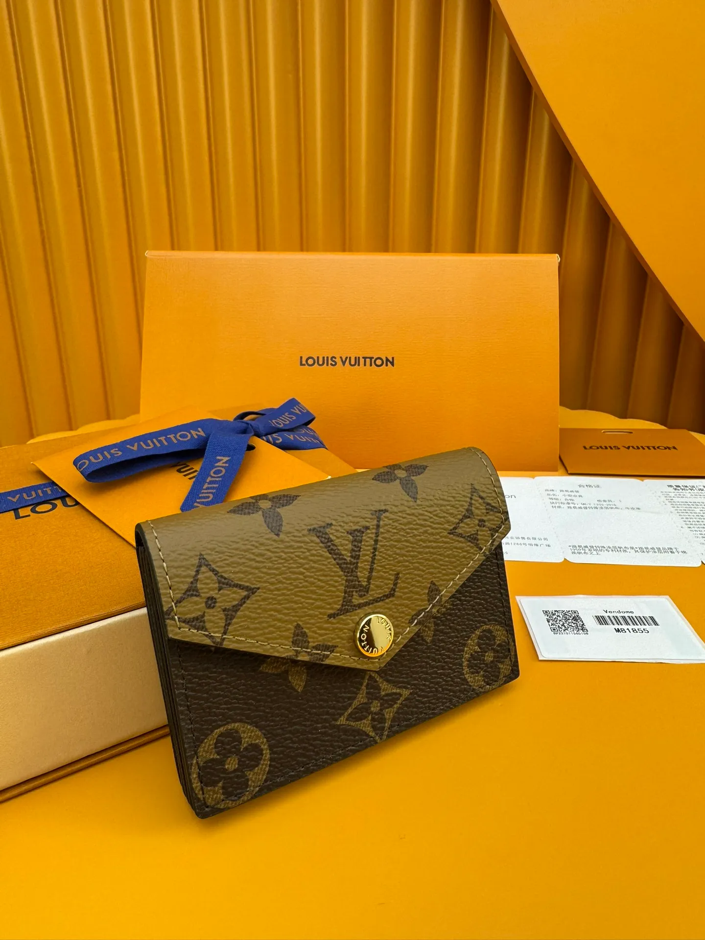 M81855 "Special Duty Free" ♻️[Official special edition·First-class material·All-steel hardware·French chip·Full set of packaging] Full of charm and security, this Monogram canvas card holder comes with Monogram Reverse canvas cards. The interior is divided into five air vents to accommodate cards and other essentials. This model closes via a gold button. 10x6.8x1.4cm 💰460